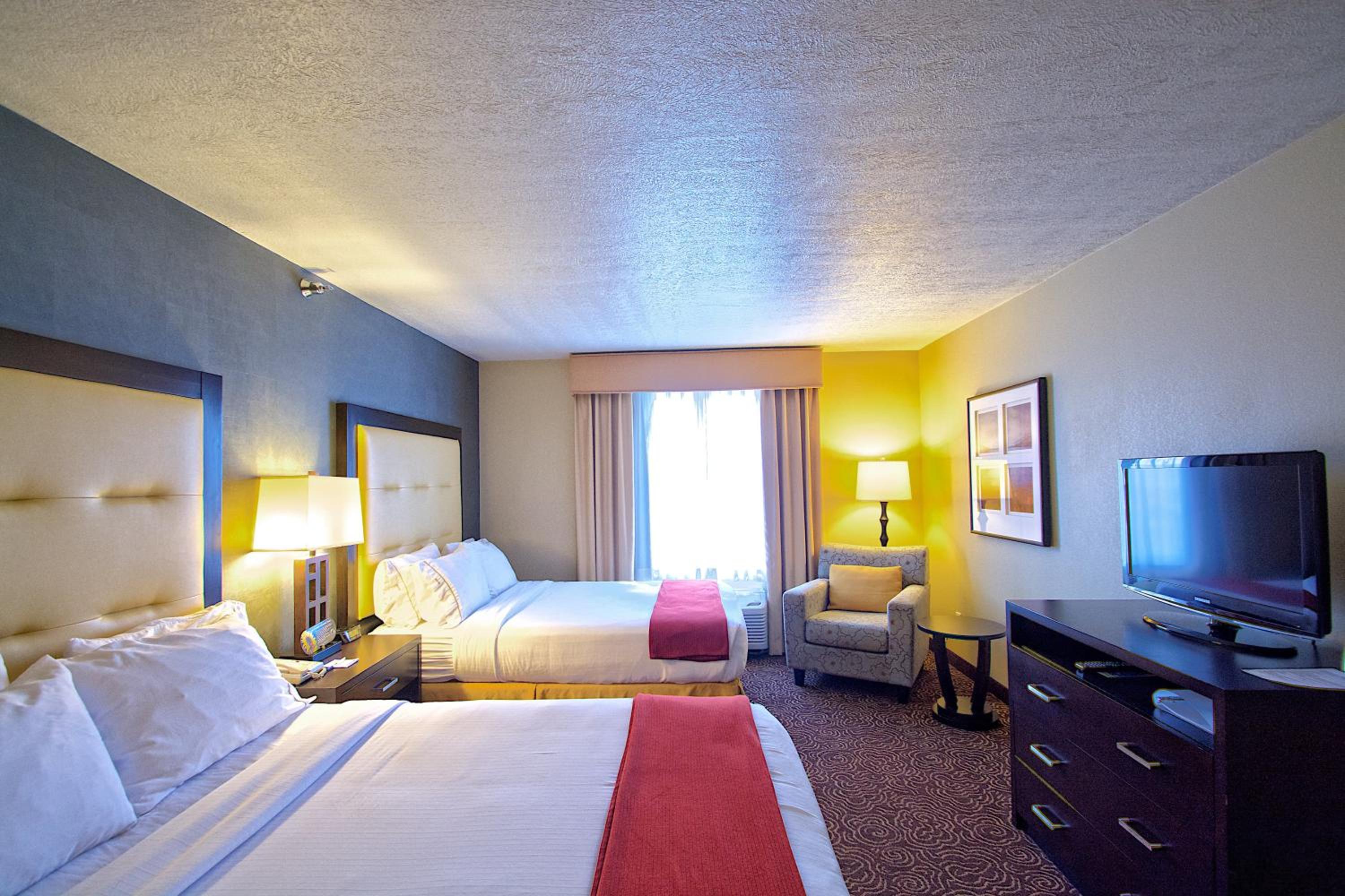 Standard Room with Two Queen Beds - Photo 2