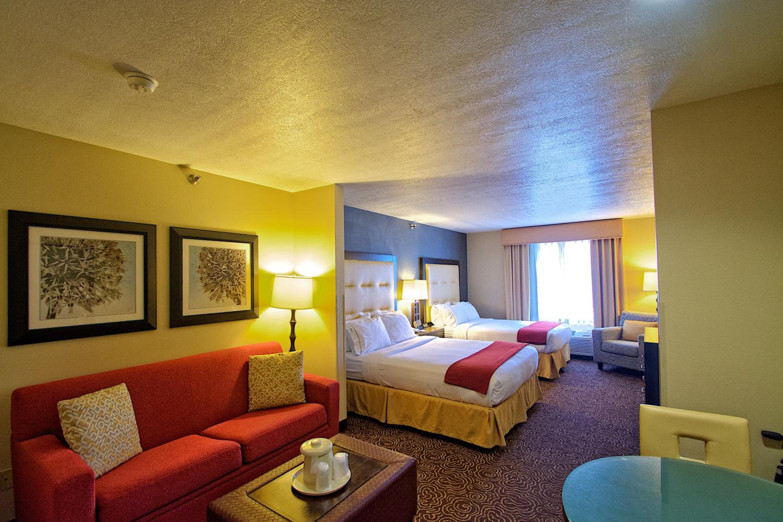 Queen Suite with Two Queen Beds - Photo 3