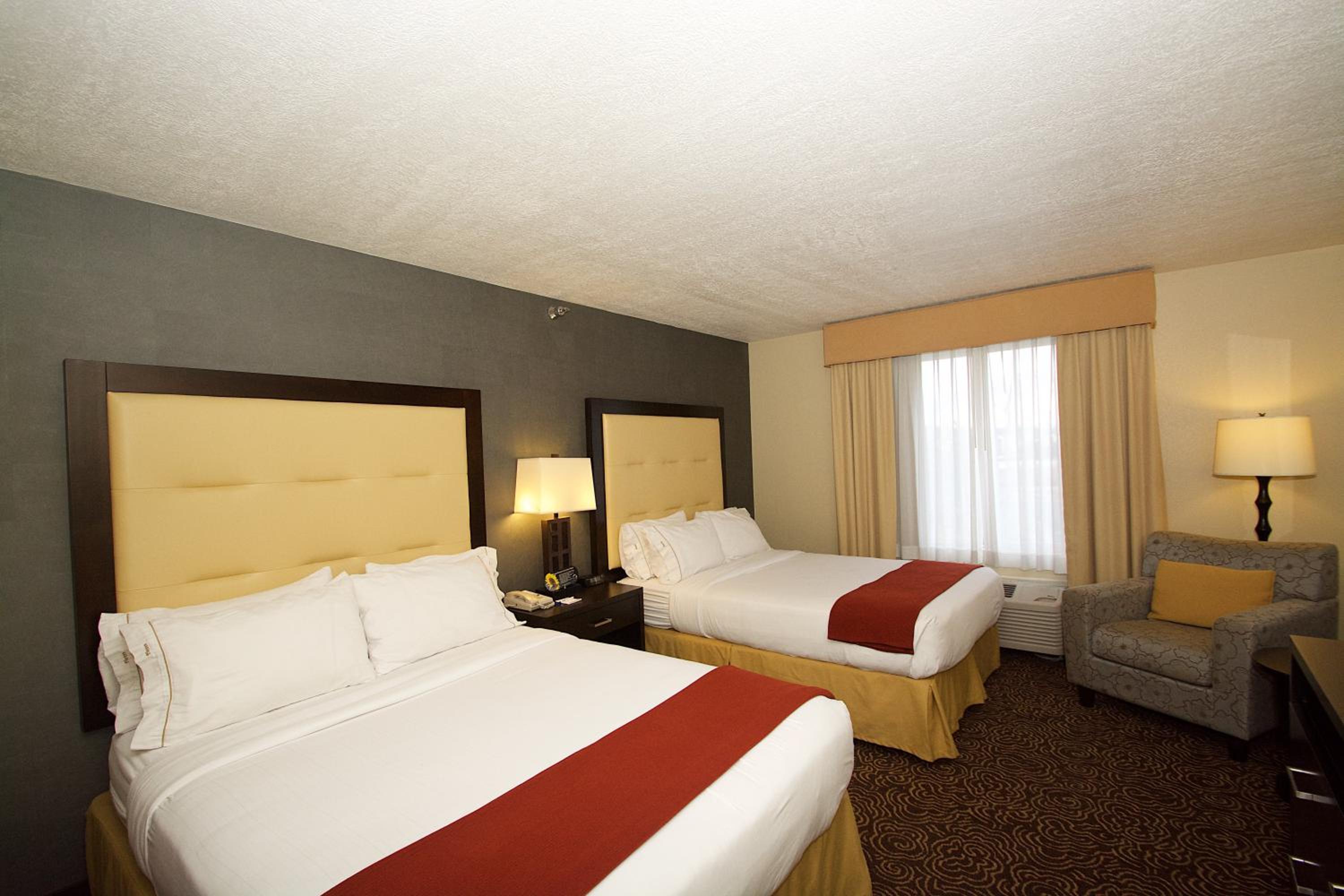 Standard Room with Two Queen Beds - Photo 3