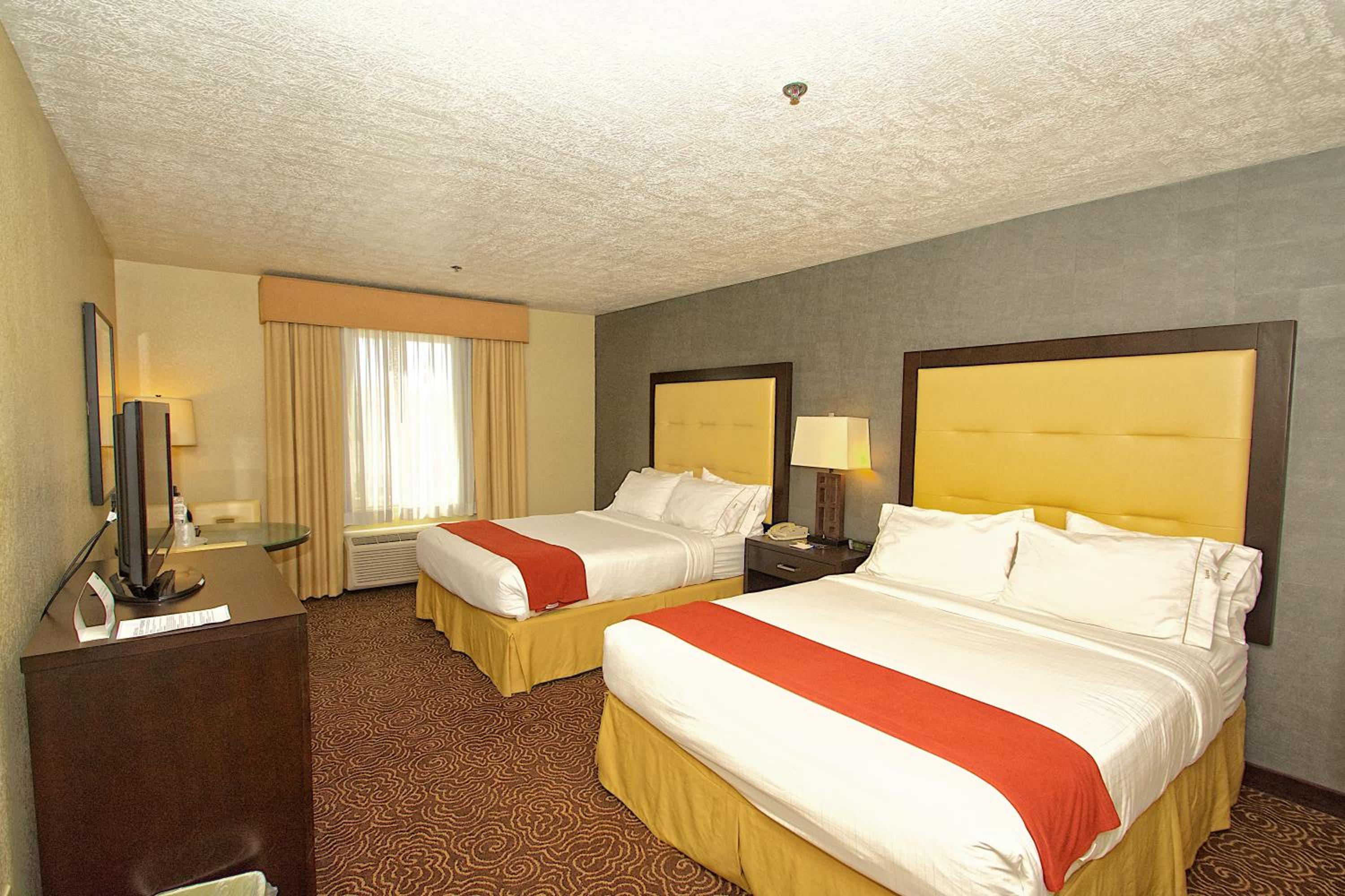 Standard Room with Two Queen Beds - Photo 1
