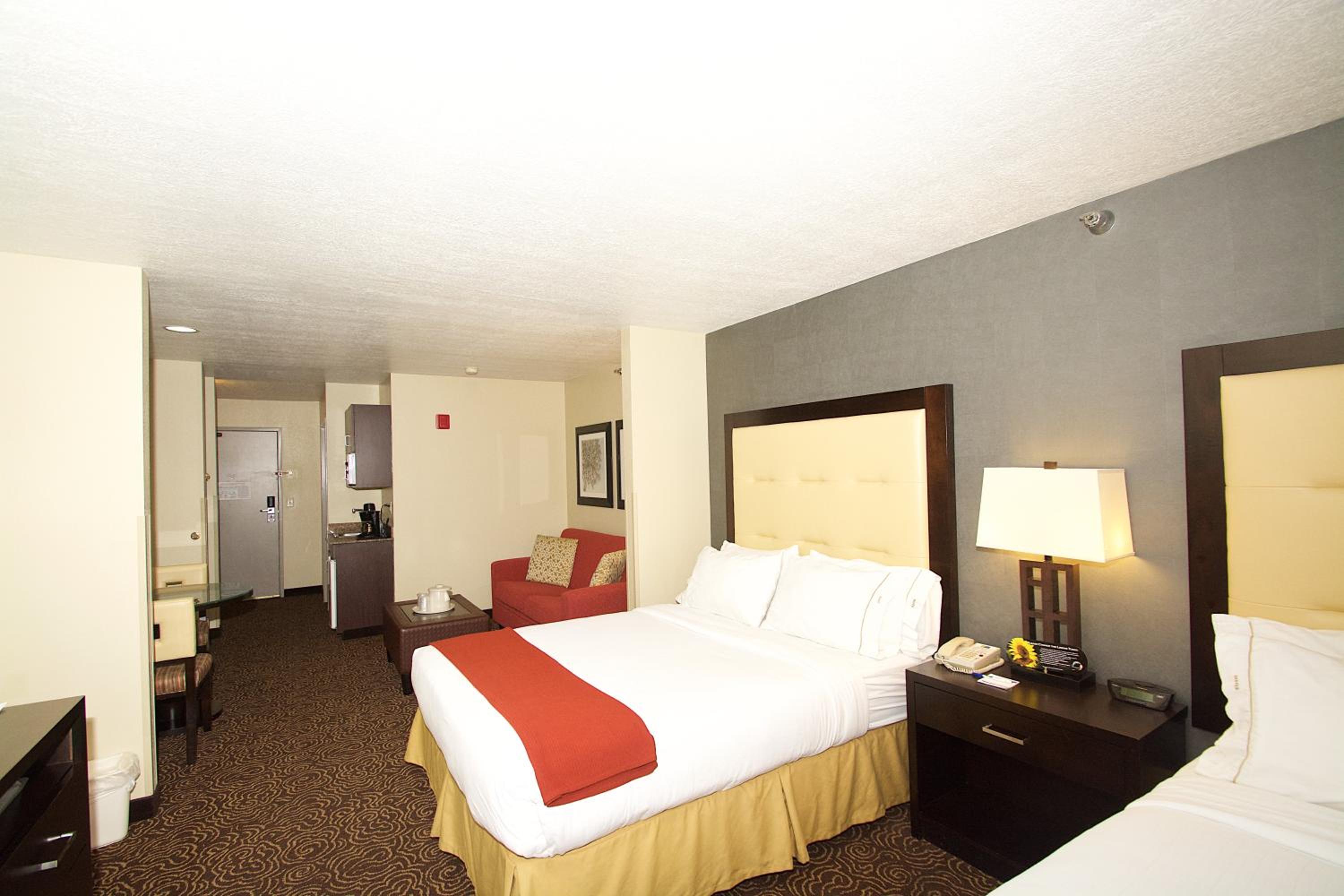 Queen Suite with Two Queen Beds - Photo 4