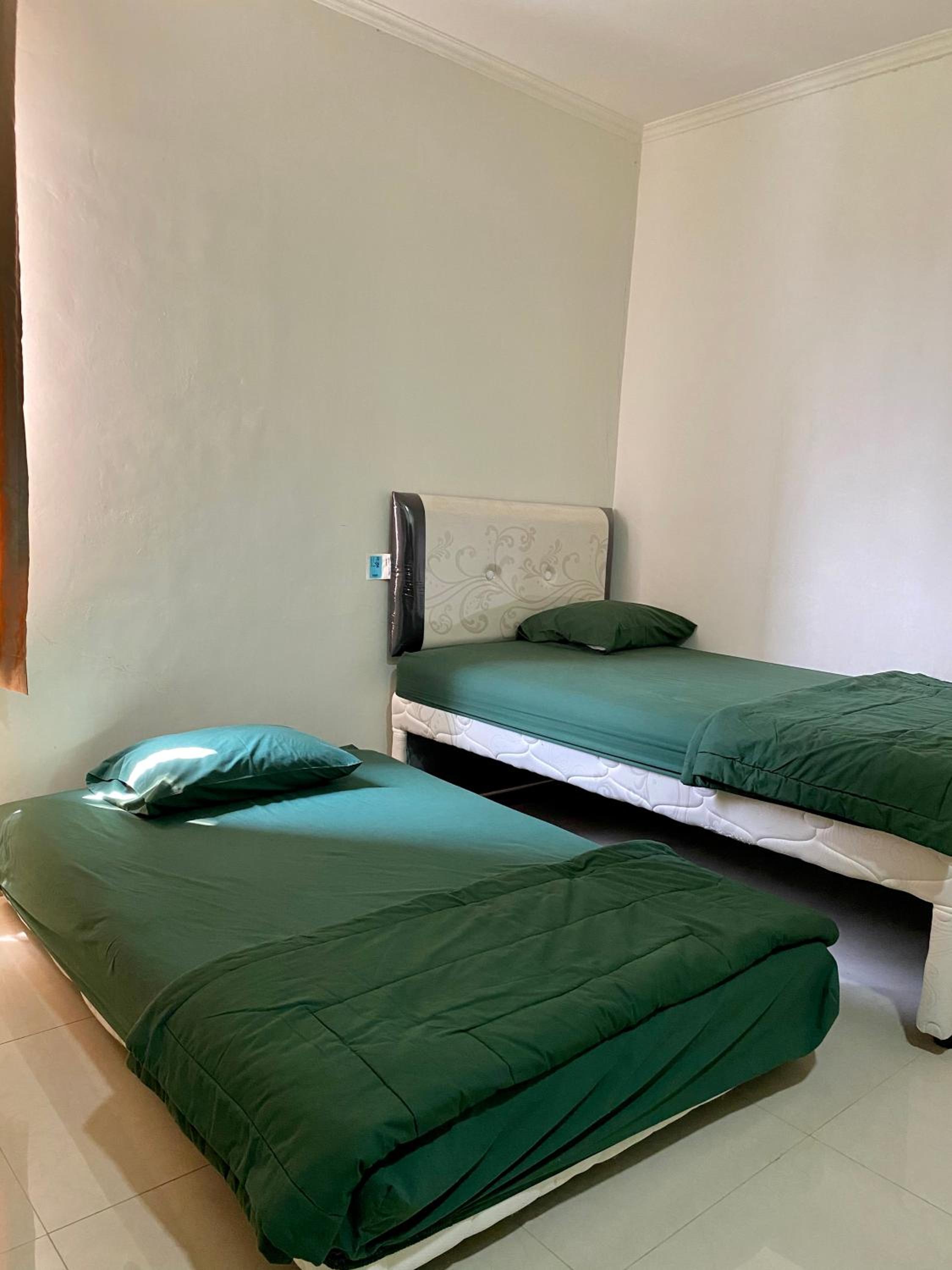 Economy Twin Room - Photo 2