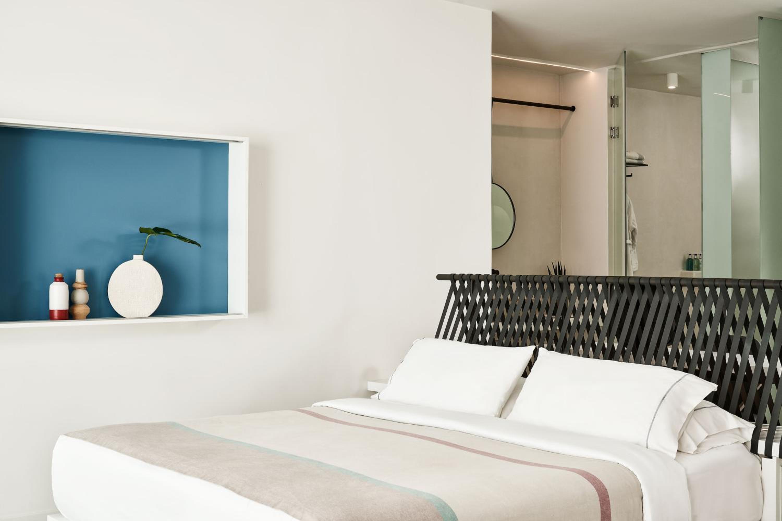 Sugarmoon Suite with Heated Plunge Pool, Infinity Pool, and Caldera View
