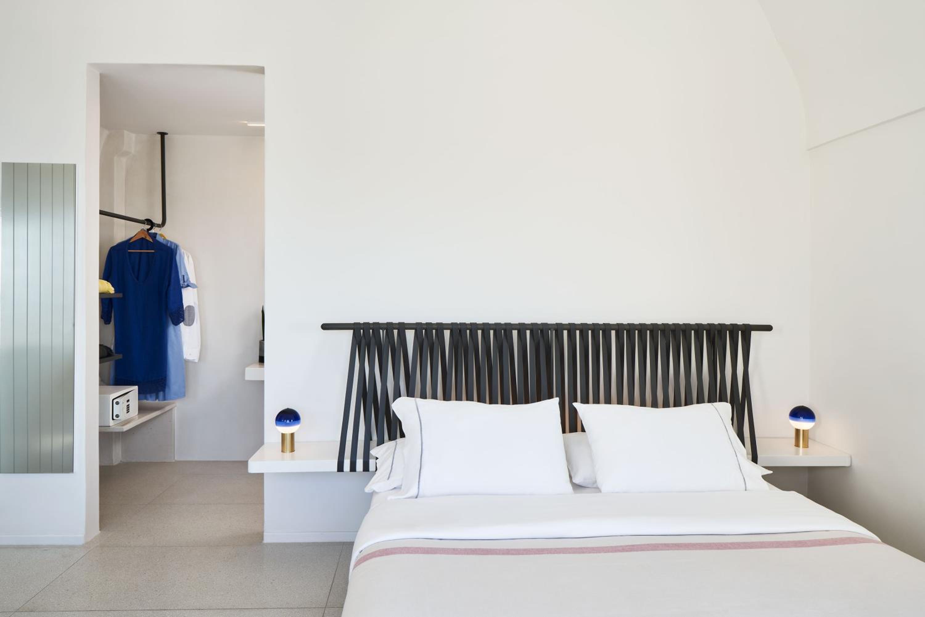 Panoramic View Suite with Heated Plunge Pool and Caldera View - Photo 10