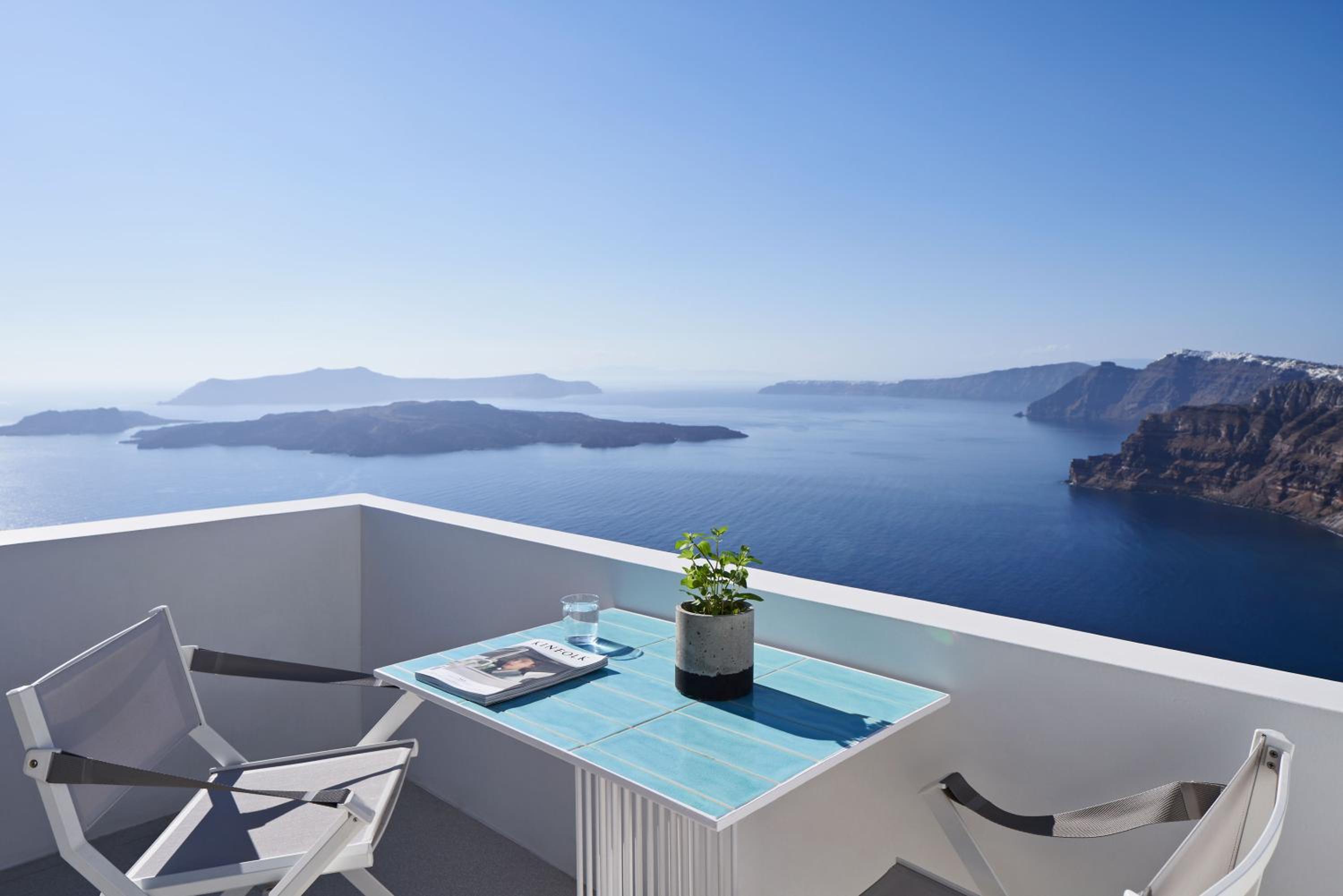 Panoramic View Suite with Heated Plunge Pool and Caldera View - Photo 14