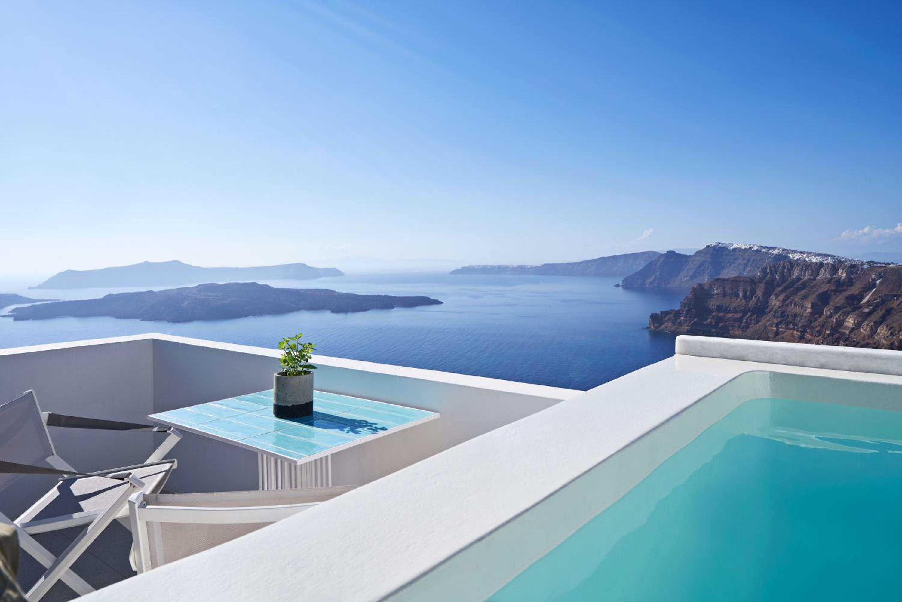 Panoramic View Suite with Heated Plunge Pool and Caldera View - Photo 13