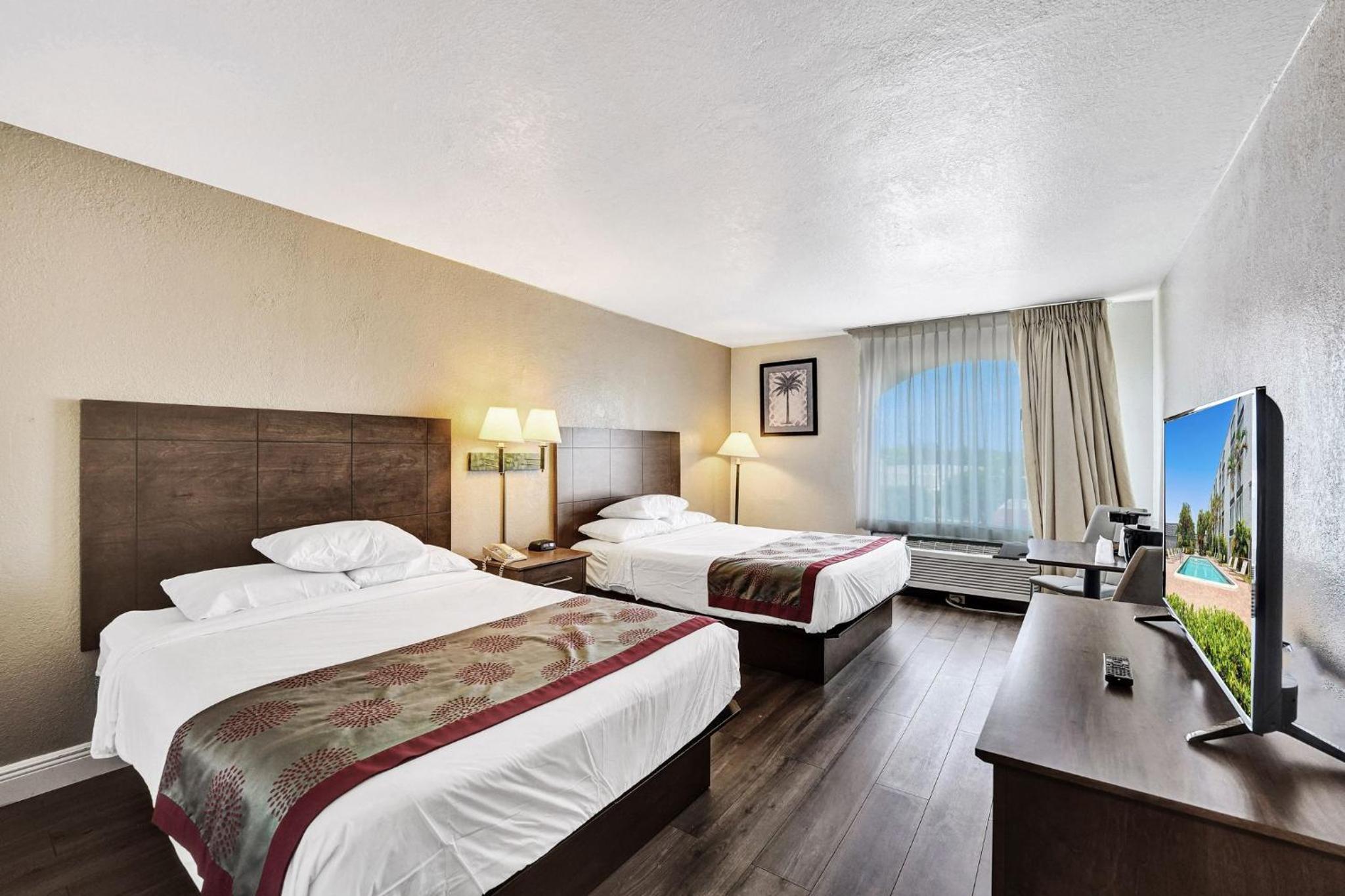 Deluxe Queen Room with Two Queen Beds - Photo 2