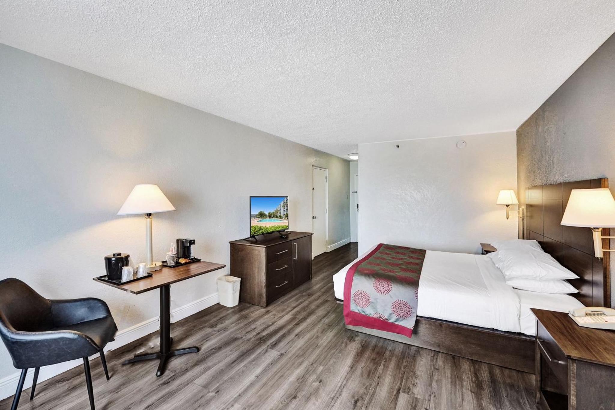 Deluxe King Room - Photo 3