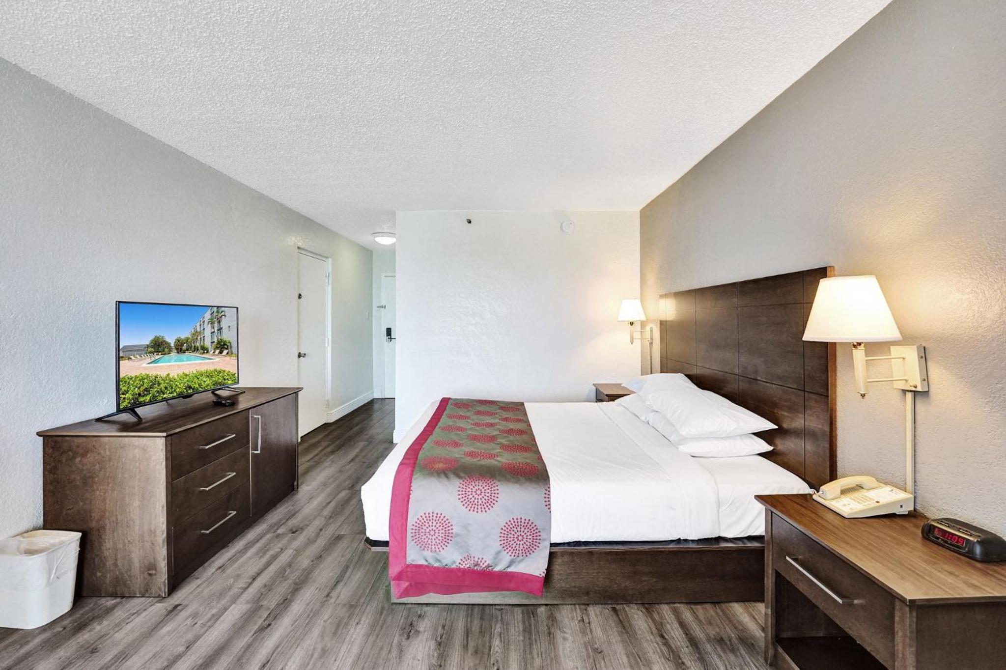 Deluxe King Room - Photo 4
