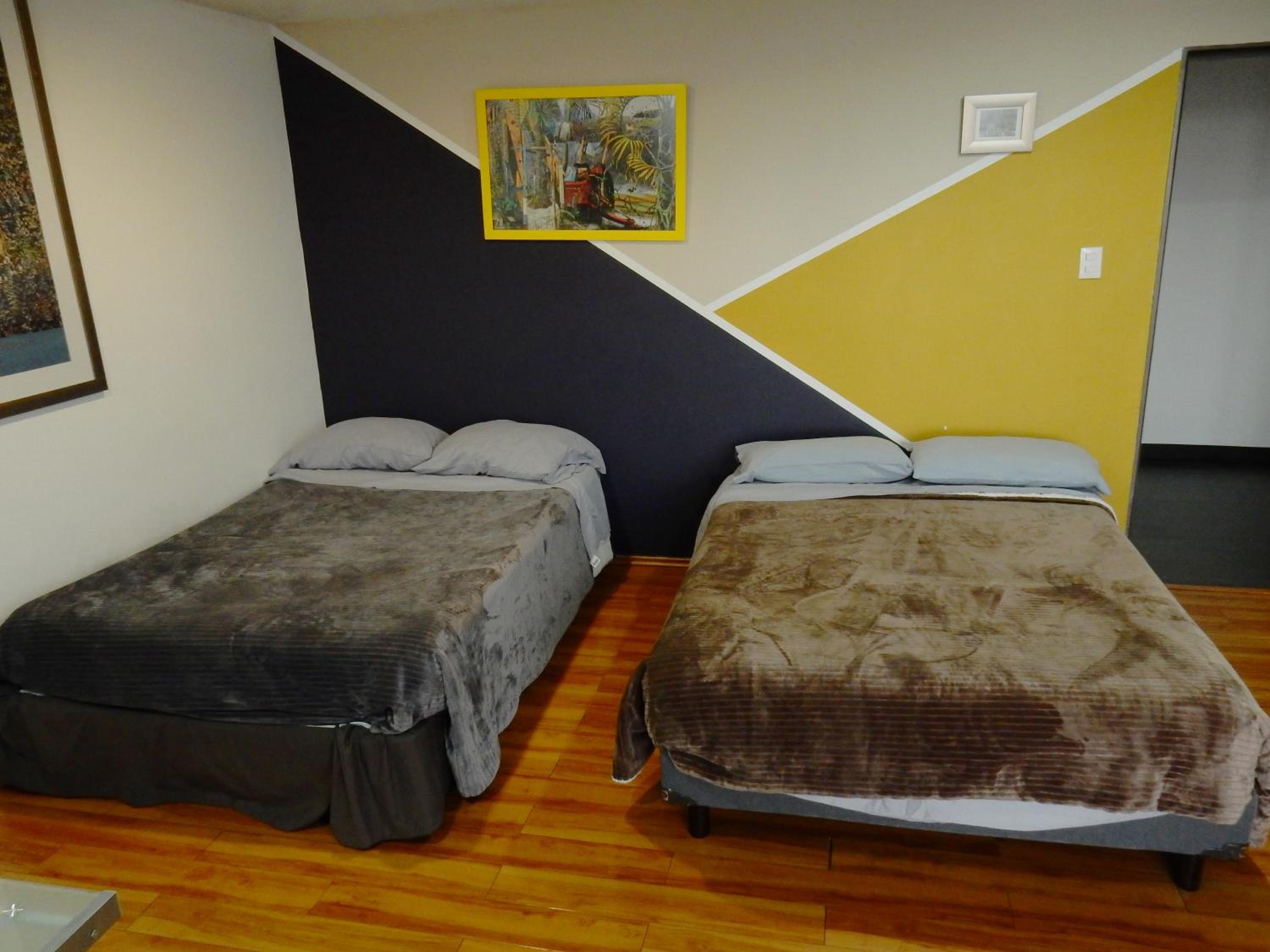 Quadruple Room with Private Bathroom - Photo 9