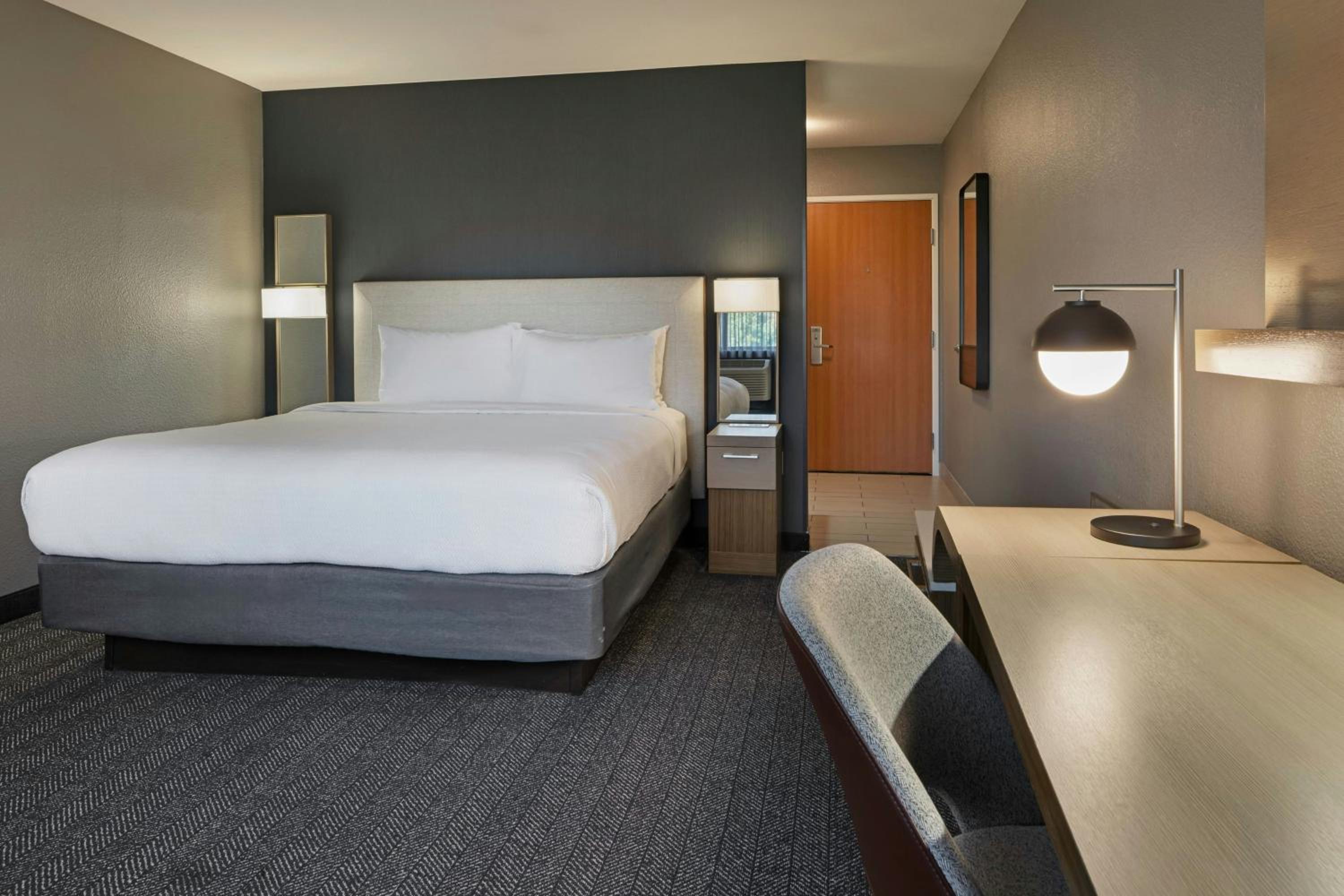 King Room with Transfer Shower - Mobility Access