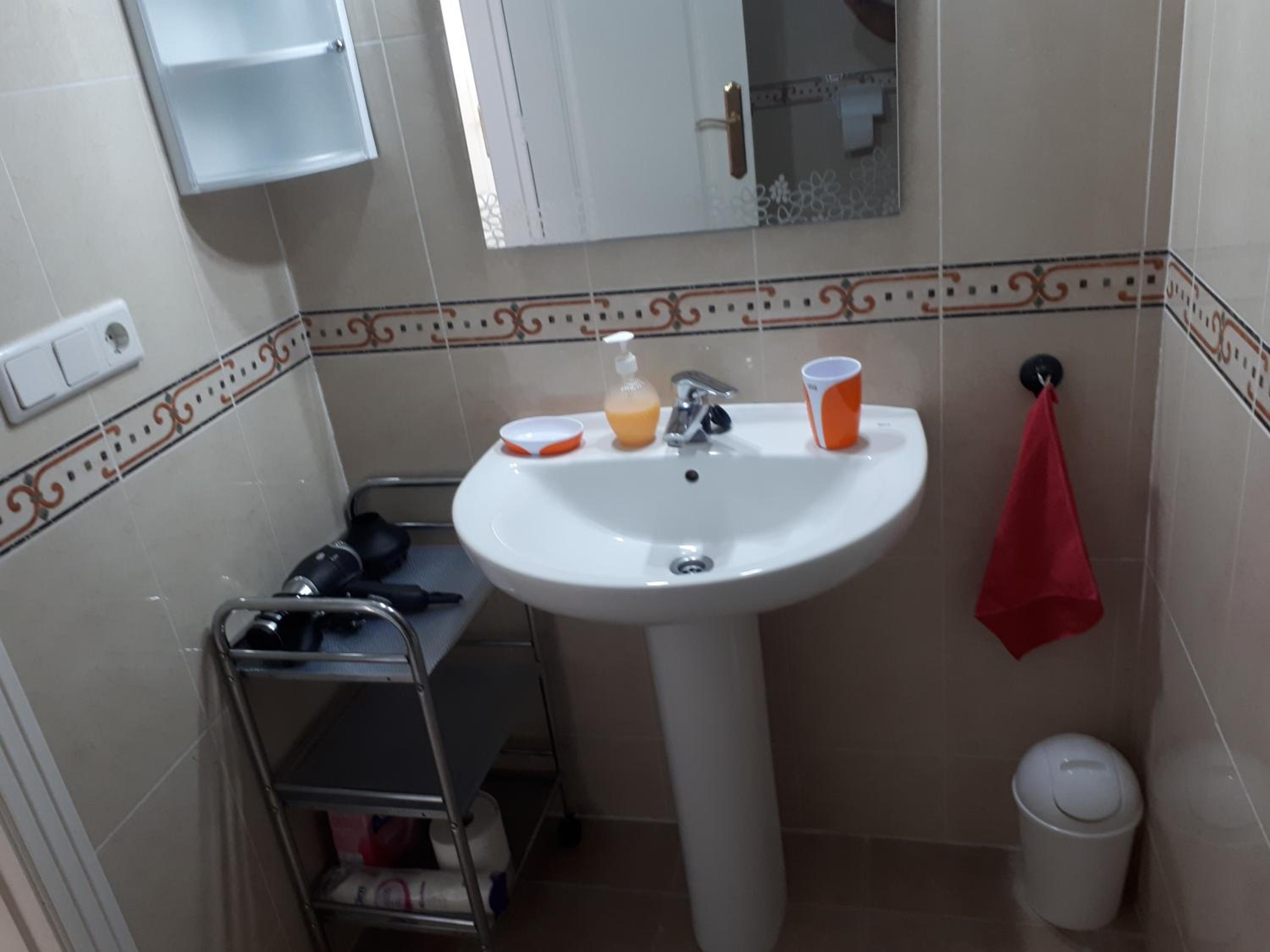 Two-Bedroom House - Photo 2