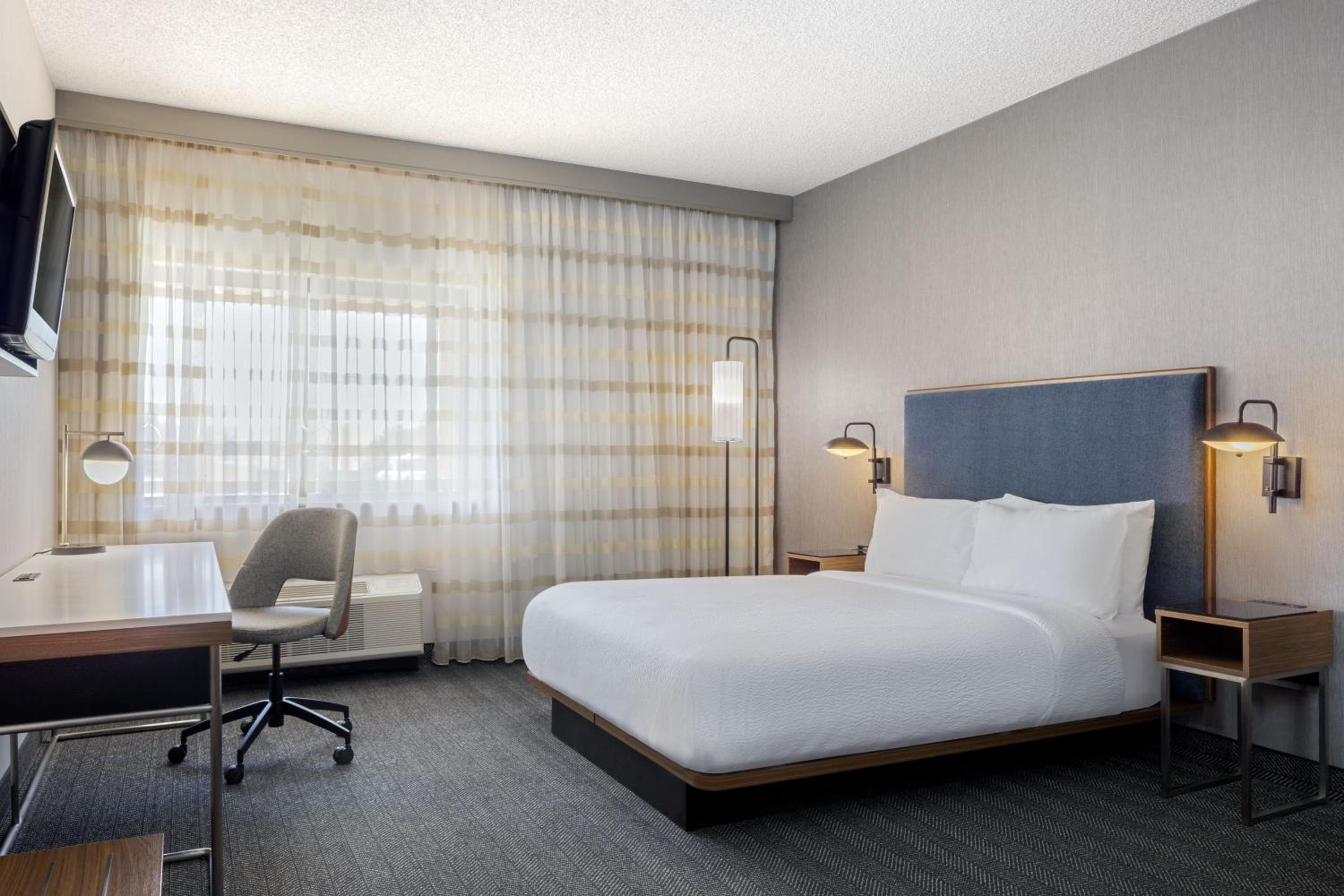 One-Bedroom Queen Suite with Bathtub and Sofa Bed - Mobility Access/Hearing Accessible