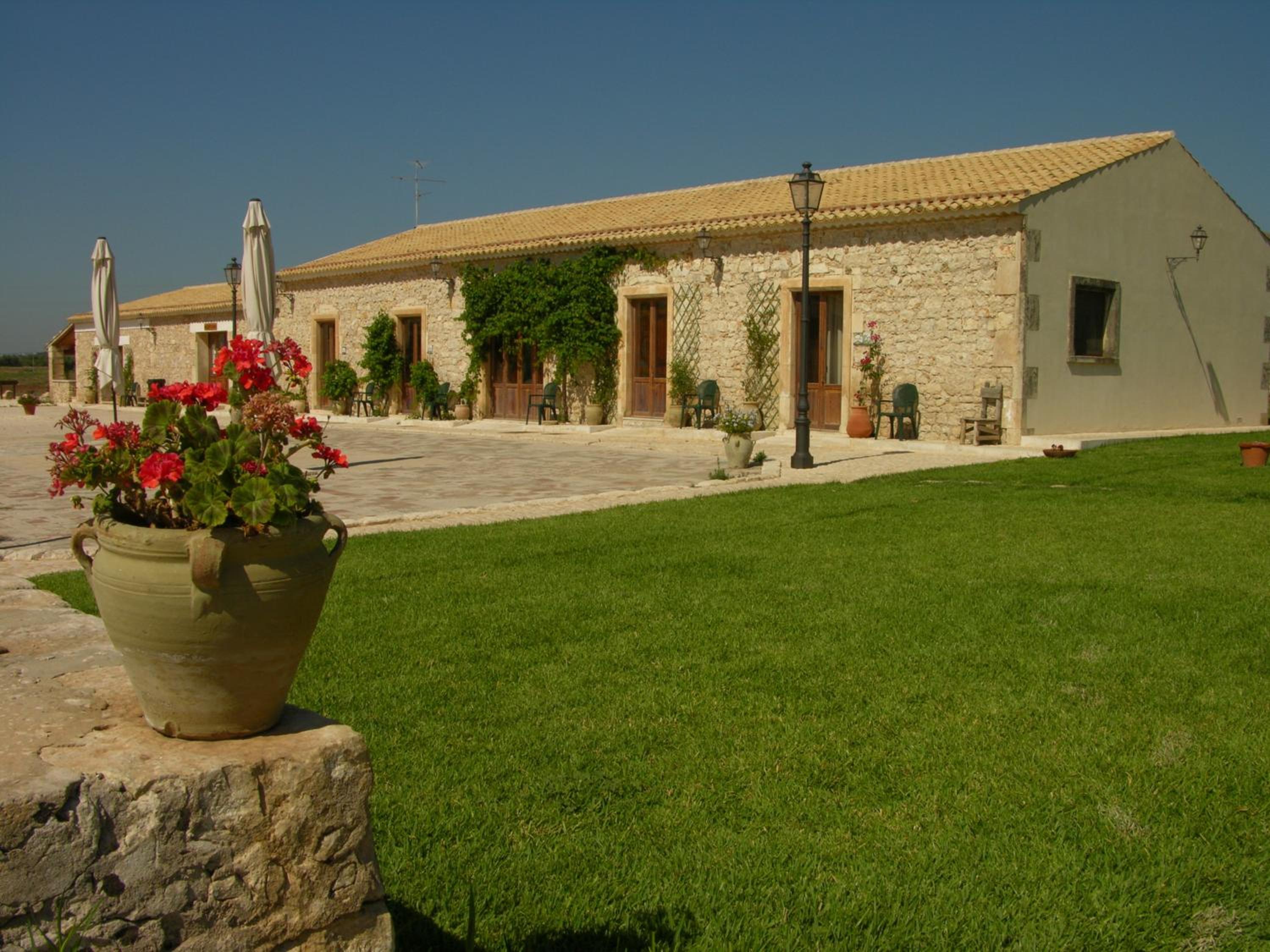 Double Room with Courtyard View - Photo 13