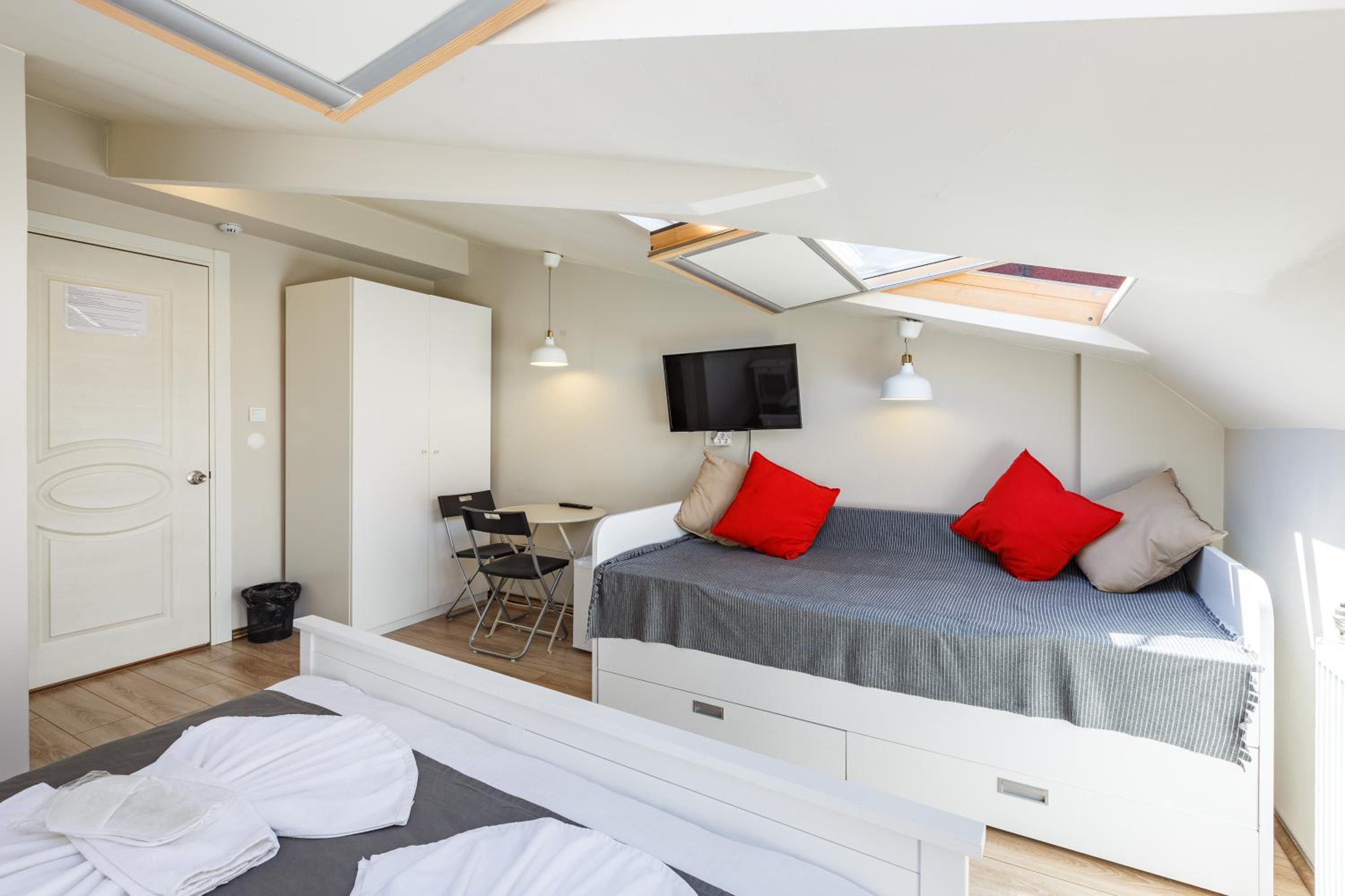 Economy Triple Room photo 3