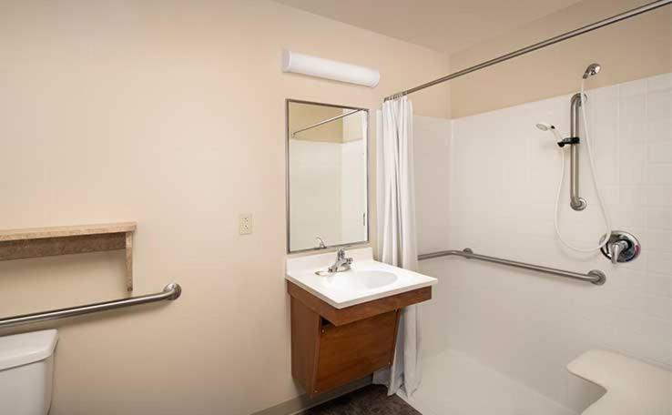 Double Room with Roll In Shower - Disability Access/Non-Smoking photo 3