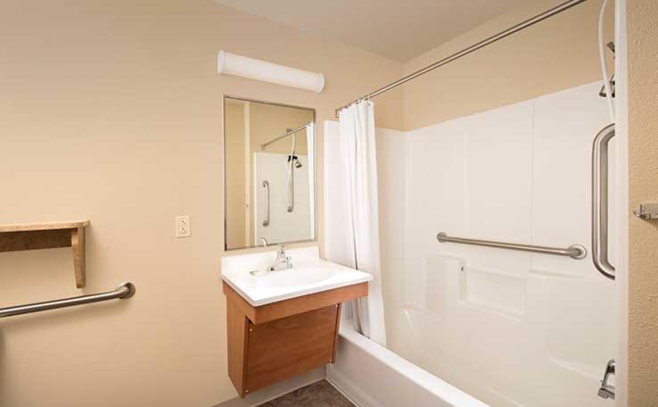 Double Room with Two Double Beds - Accessible/Non-Smoking photo 2