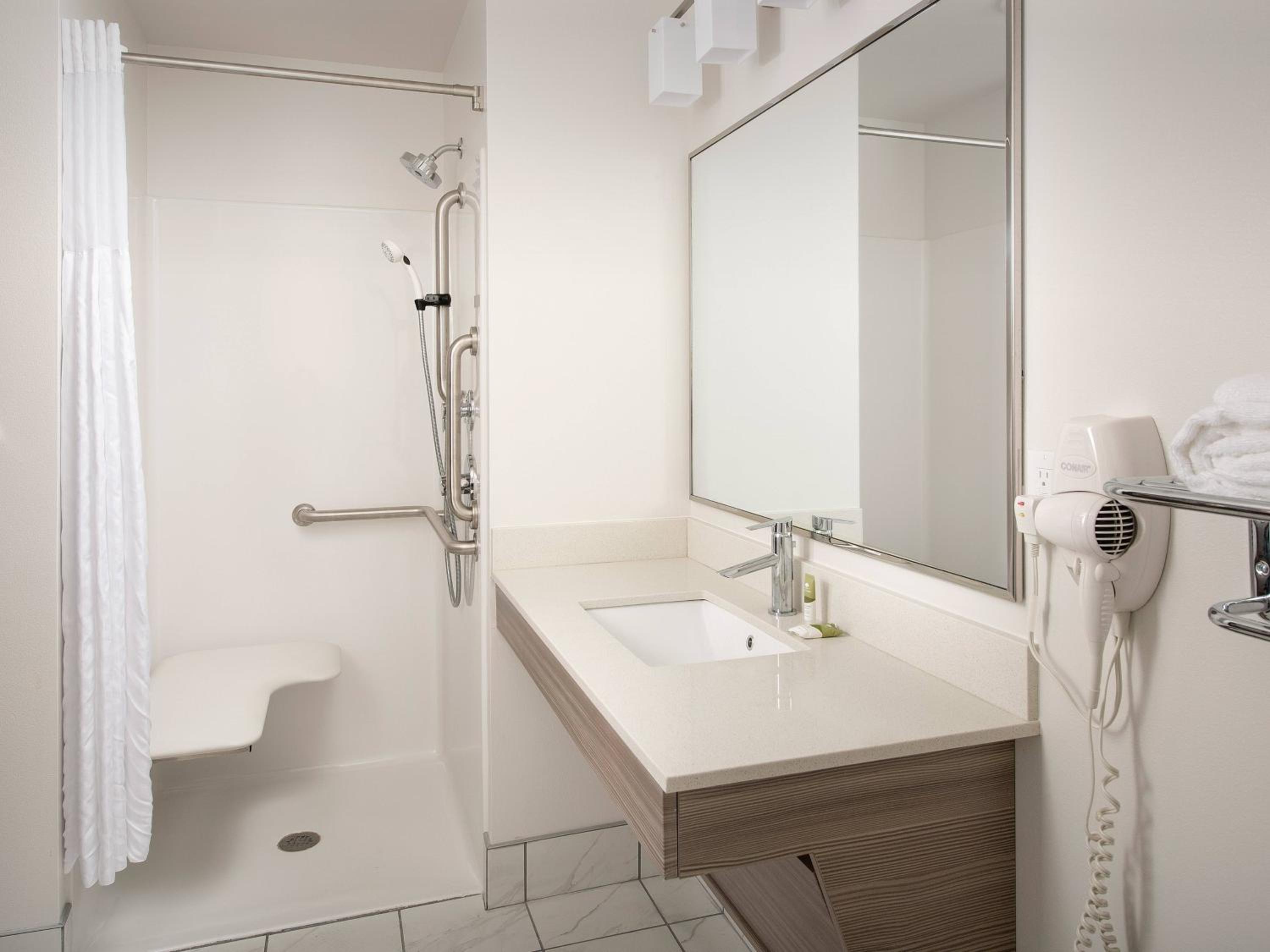 Queen Room - Accessible/Non-Smoking photo 2
