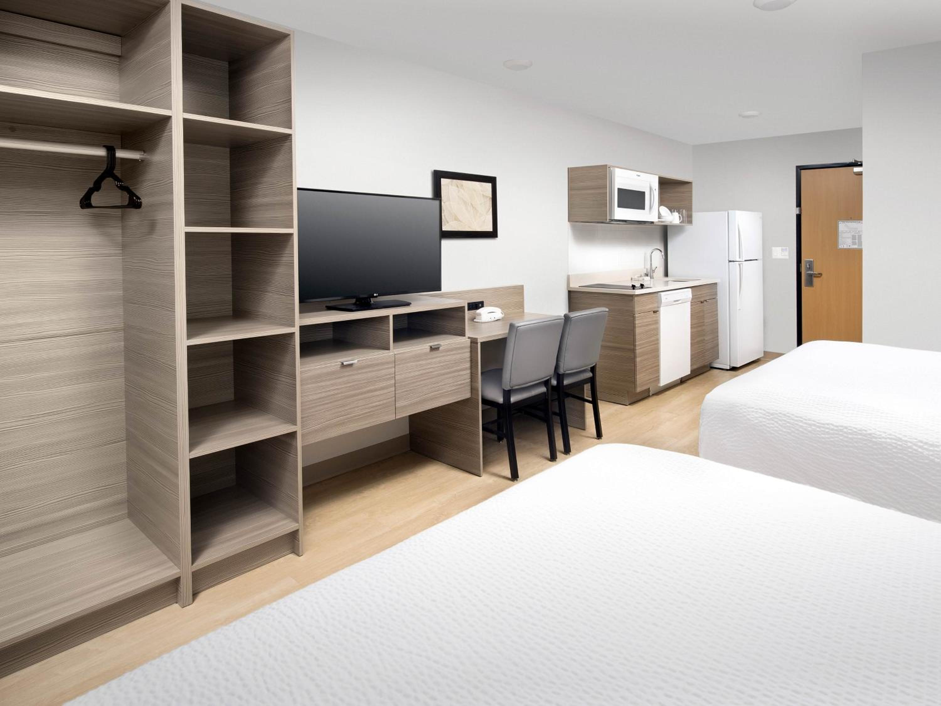 Standard Queen Room with Two Queen Beds - Non-Smoking photo 3