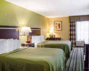 Standard Queen Room with Two Queen Beds - Non Smoking  photo 2