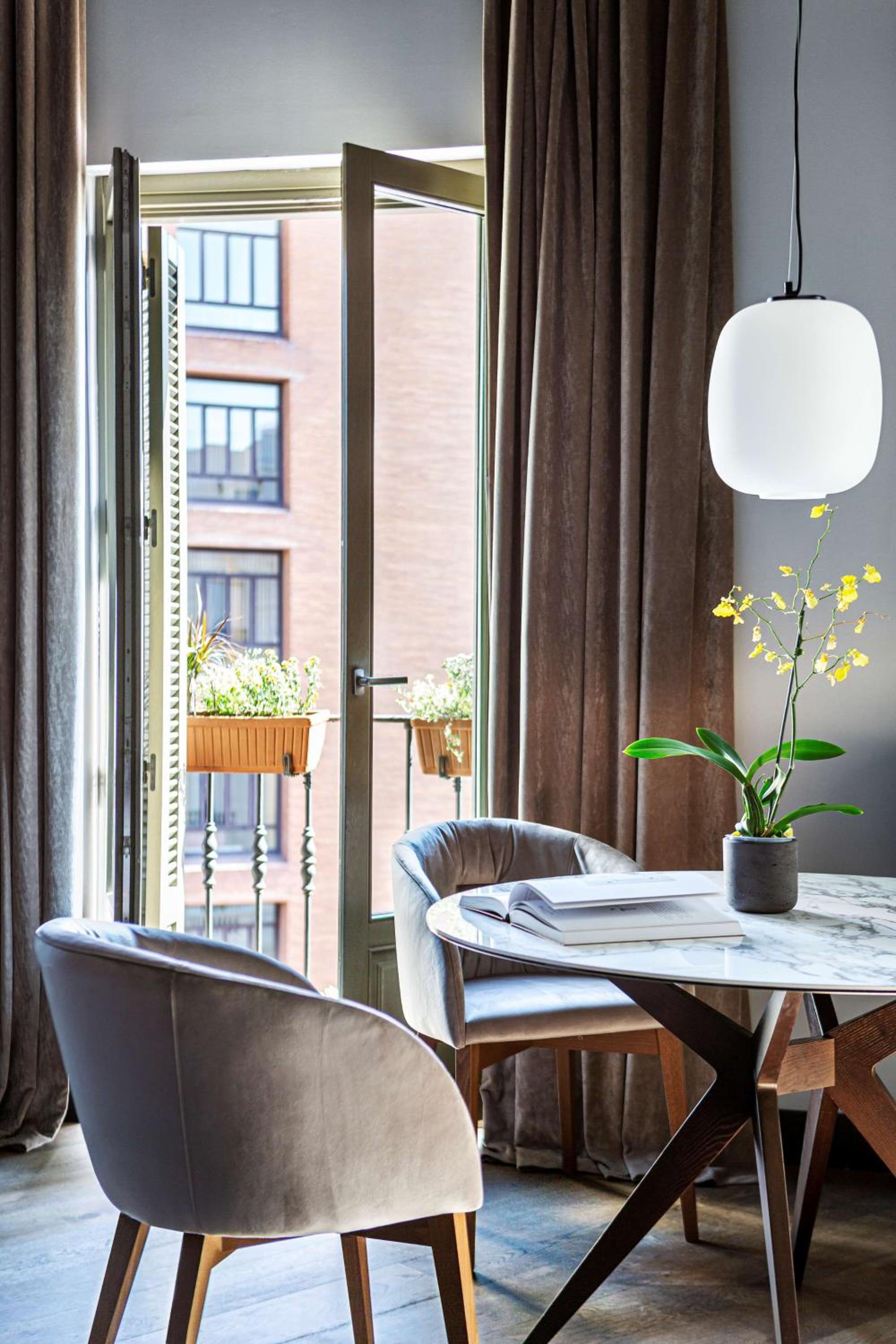 Suite with Balcony and Square View - Photo 2