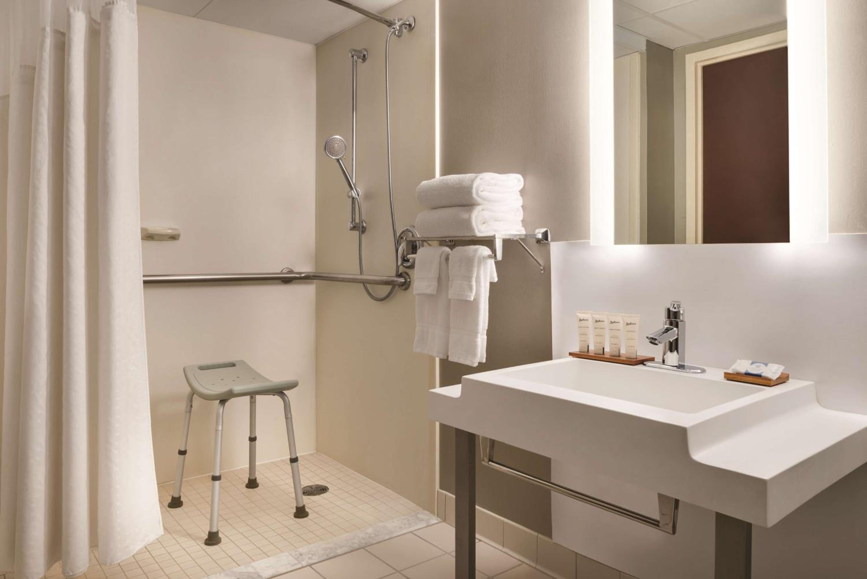 King Room - Mobility Access/Non-Smoking photo 2