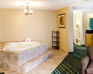 King Room Sofabed Whirlpool in Bath - Non Smoking photo 2