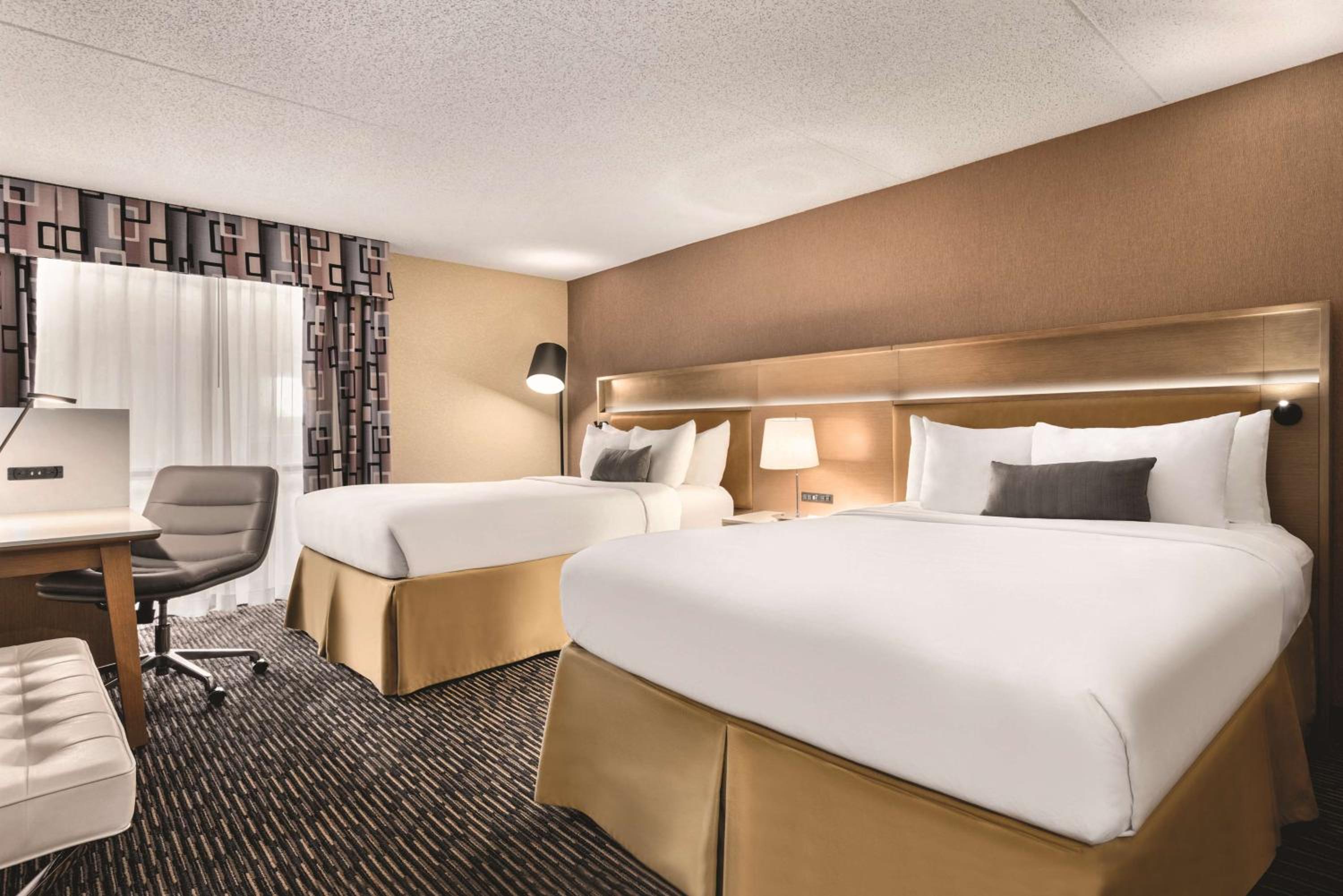 Queen Room with Two Queen Beds - Non-Smoking photo 3