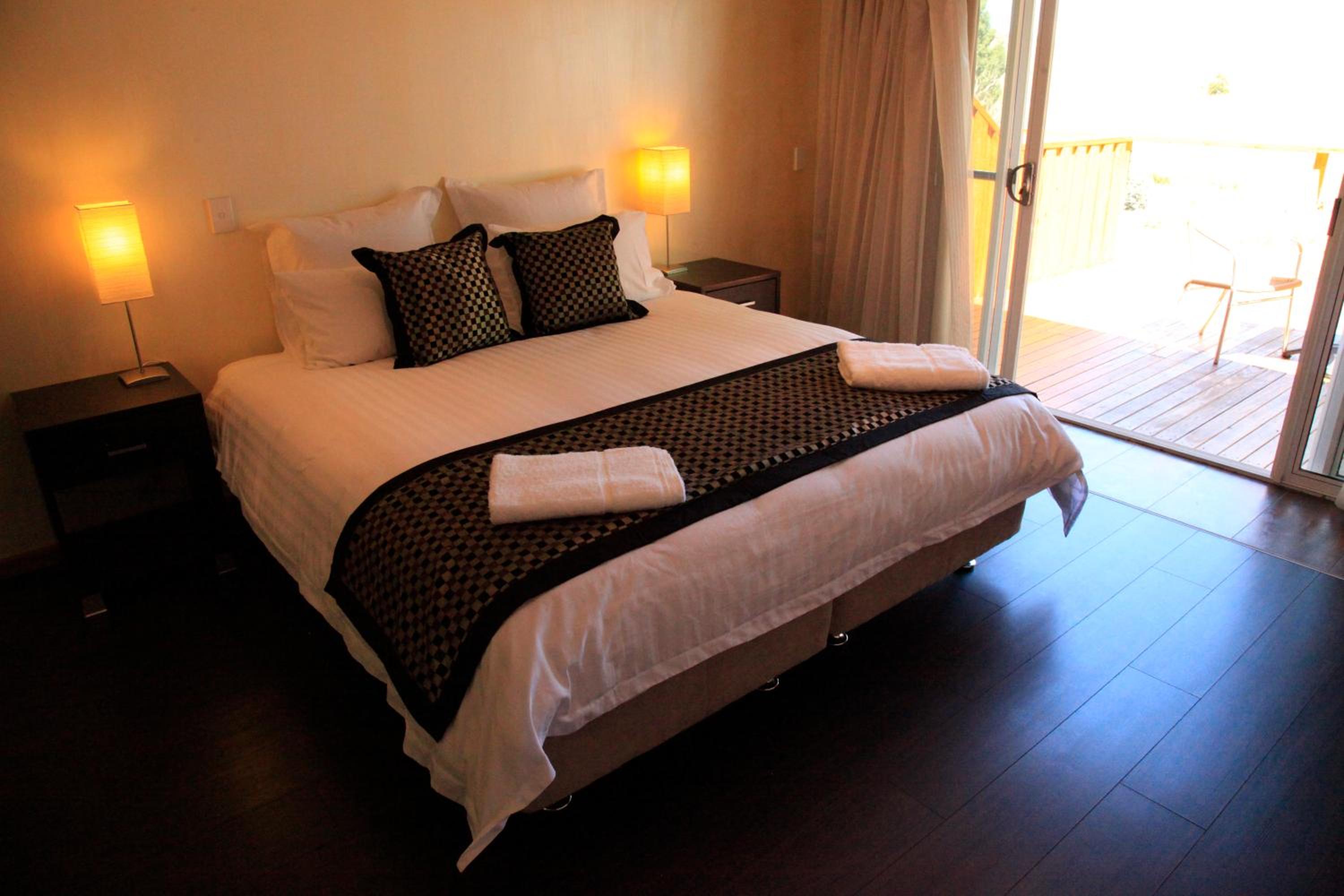 Deluxe King Room with Balcony and Lake View photo 1