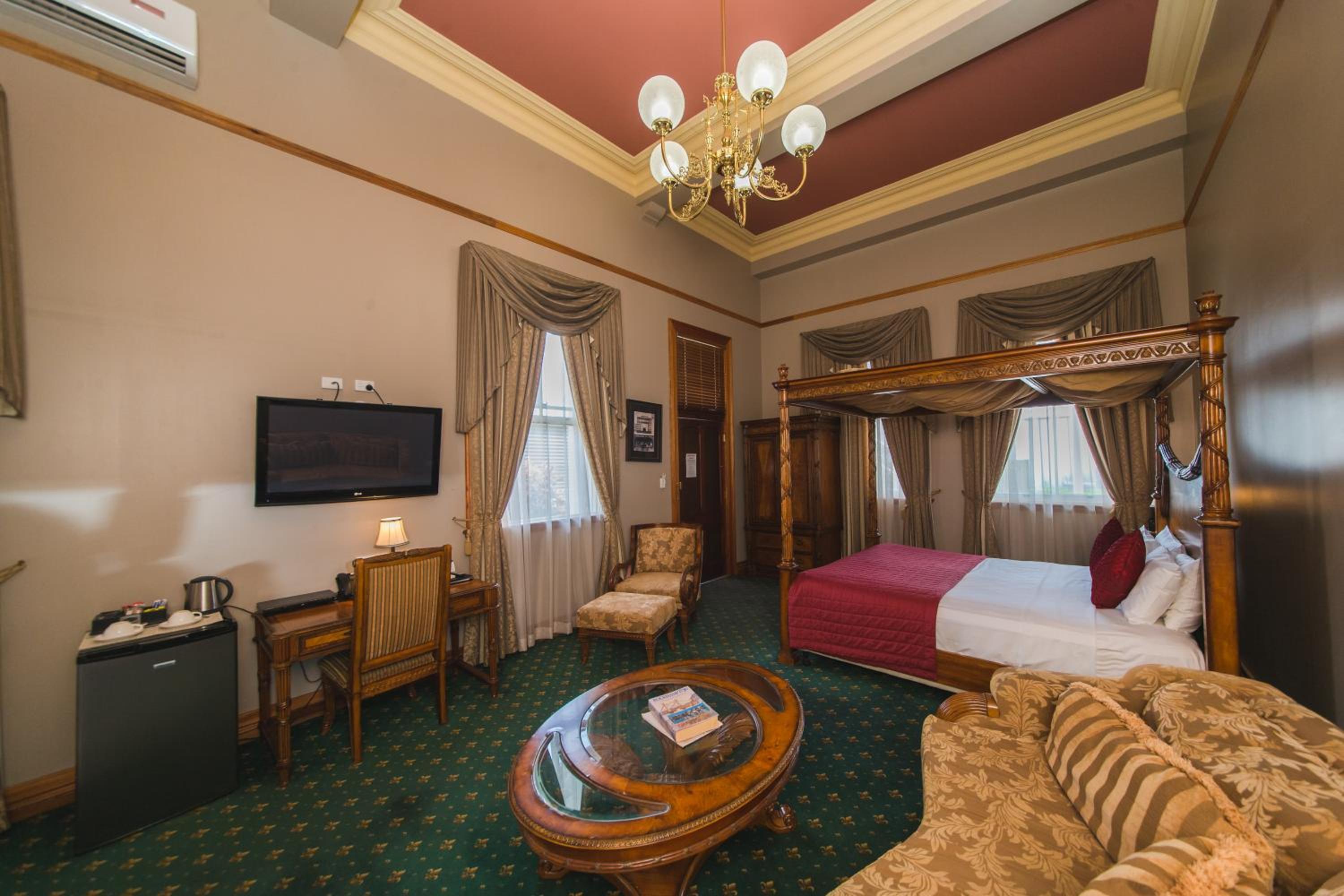 Deluxe King Suite with Spa Bath photo 2