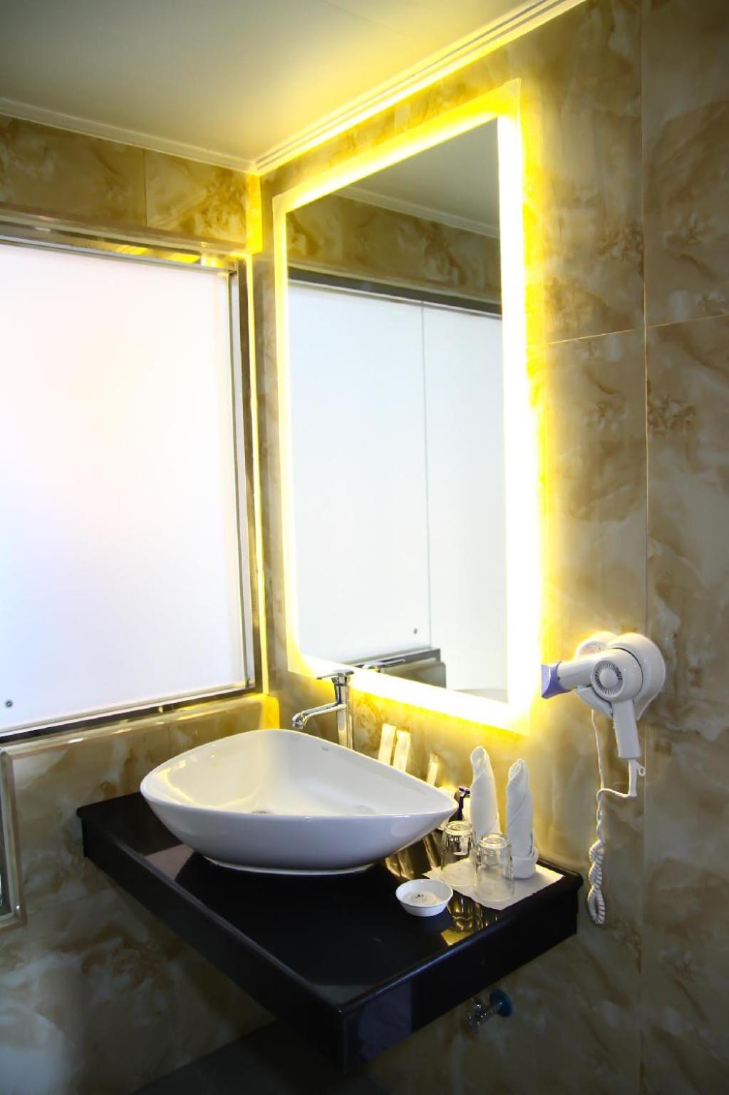 Deluxe King Room - Photo 2