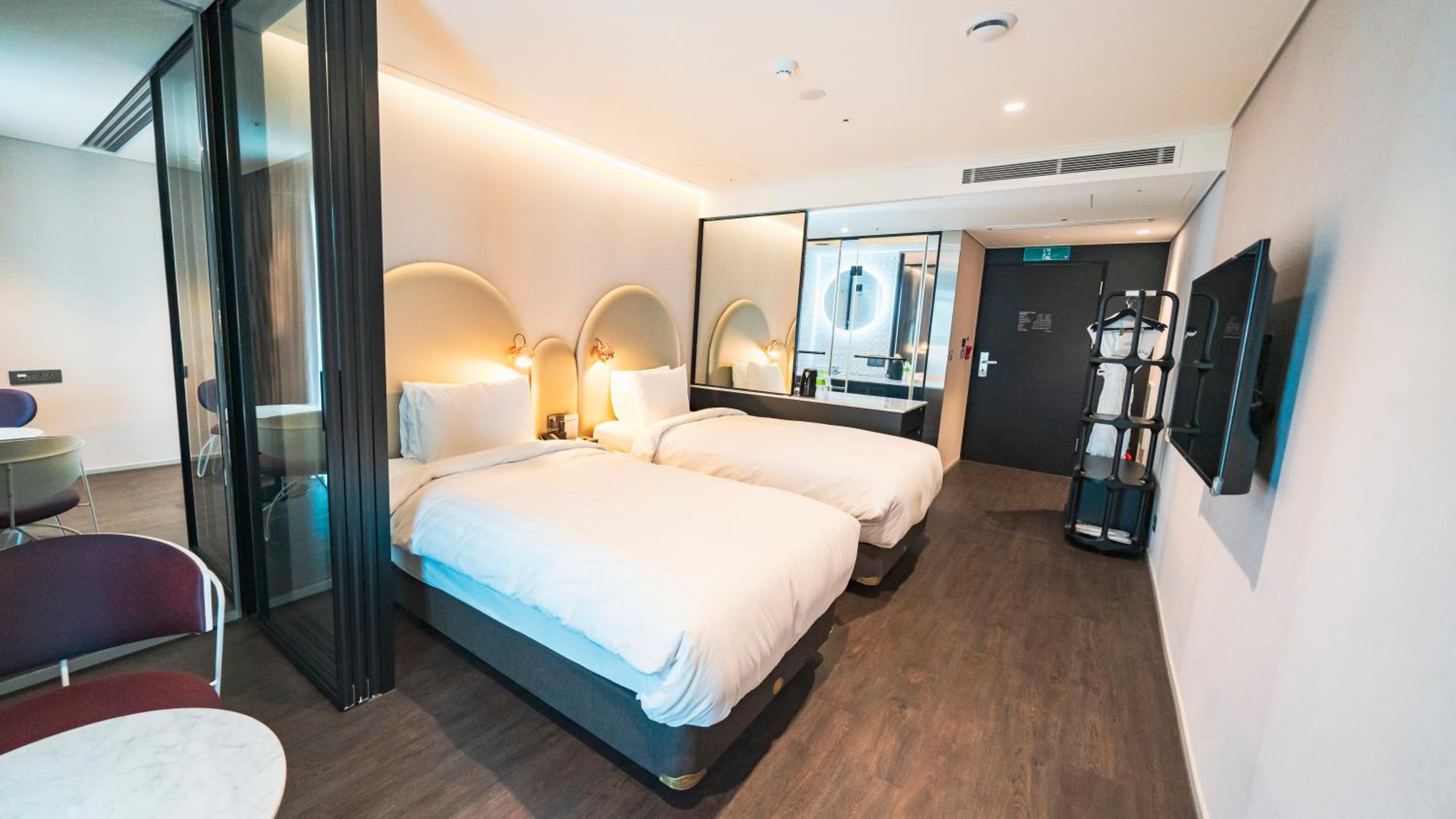 Standard Twin Room with City View - Photo 3
