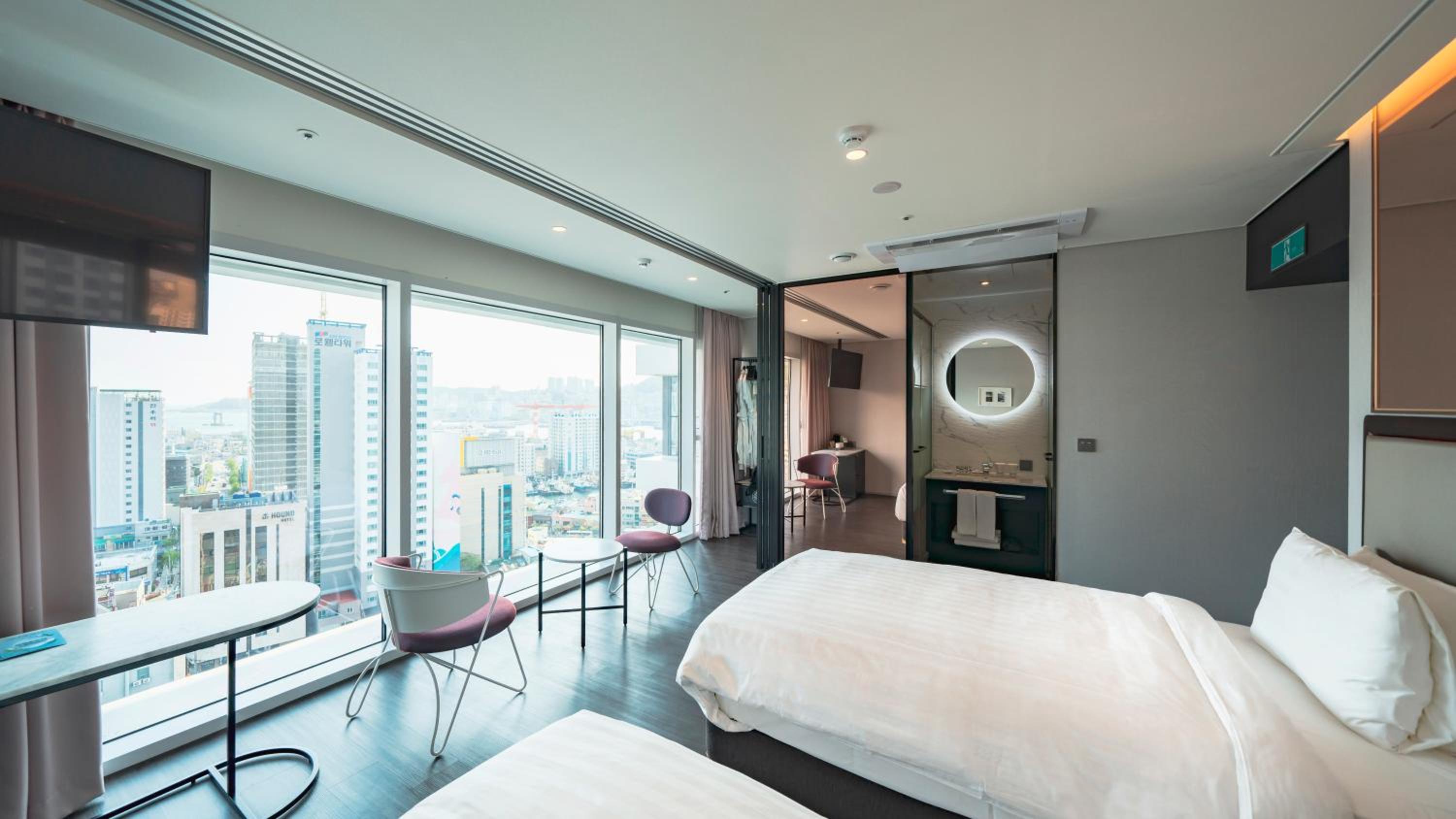 Standard Twin Room with City View - Photo 13