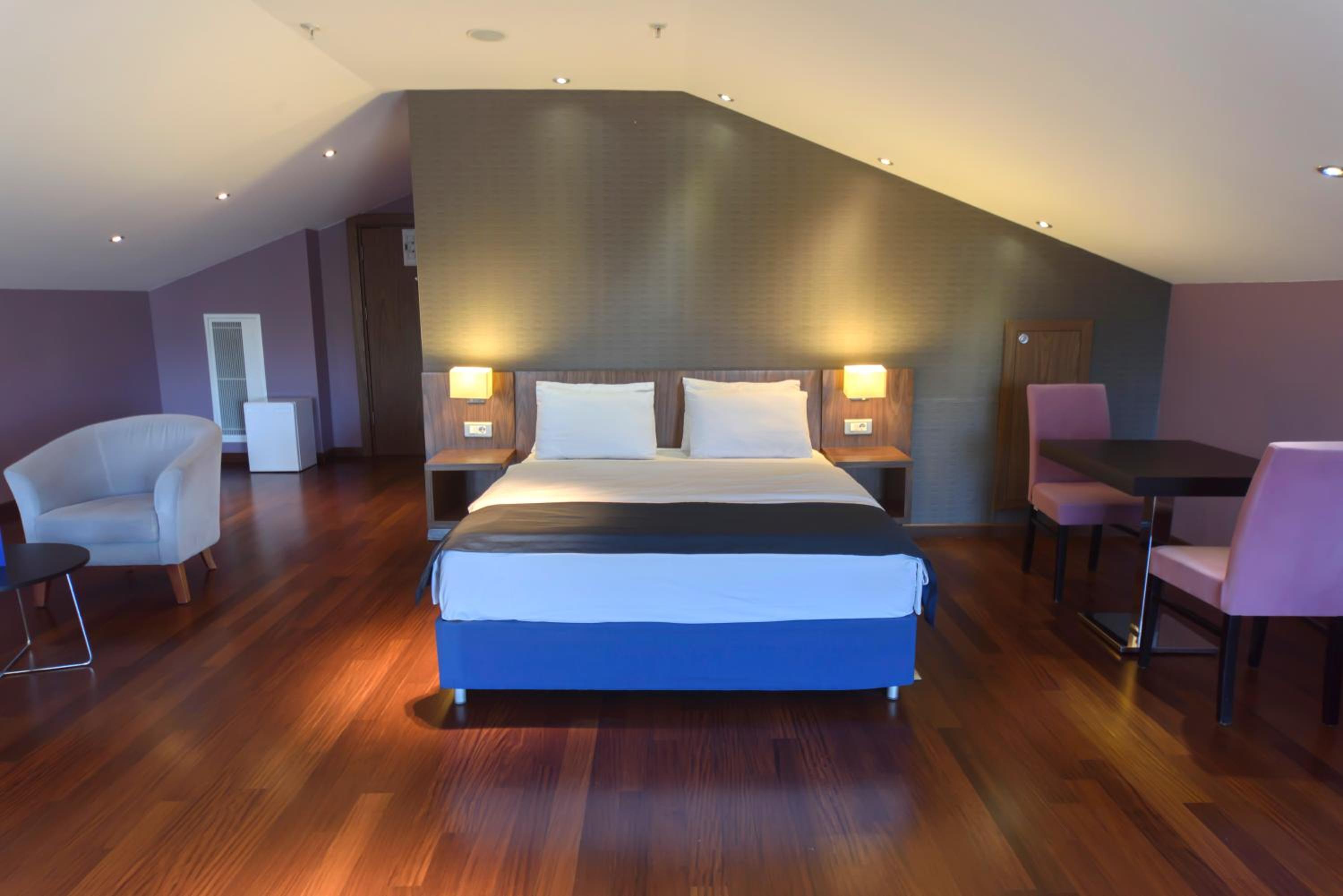 Standard King Room with Bridge View photo 1