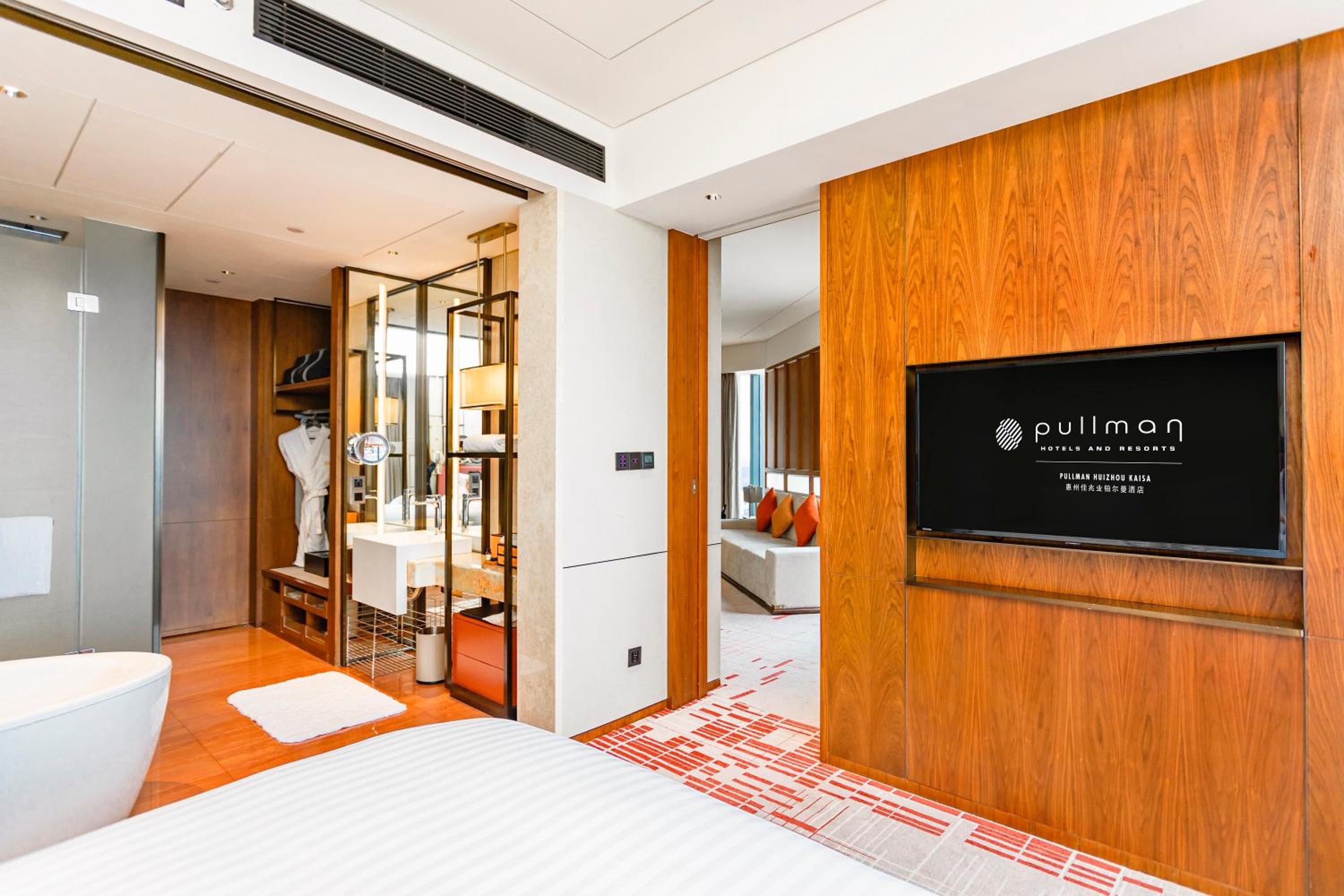 King Suite with Lounge Access and View 
