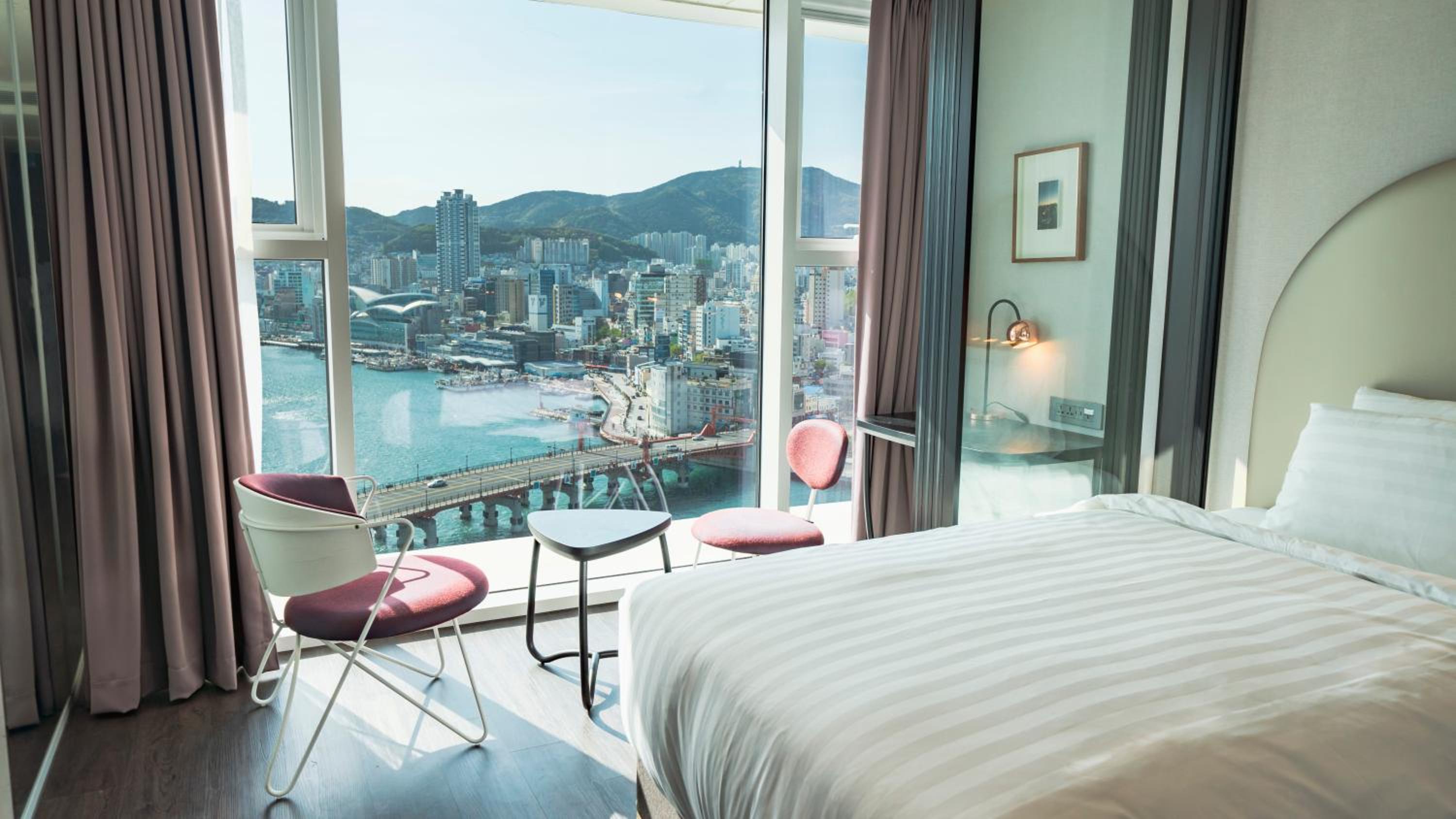 Standard Twin Room with Ocean View - Photo 2