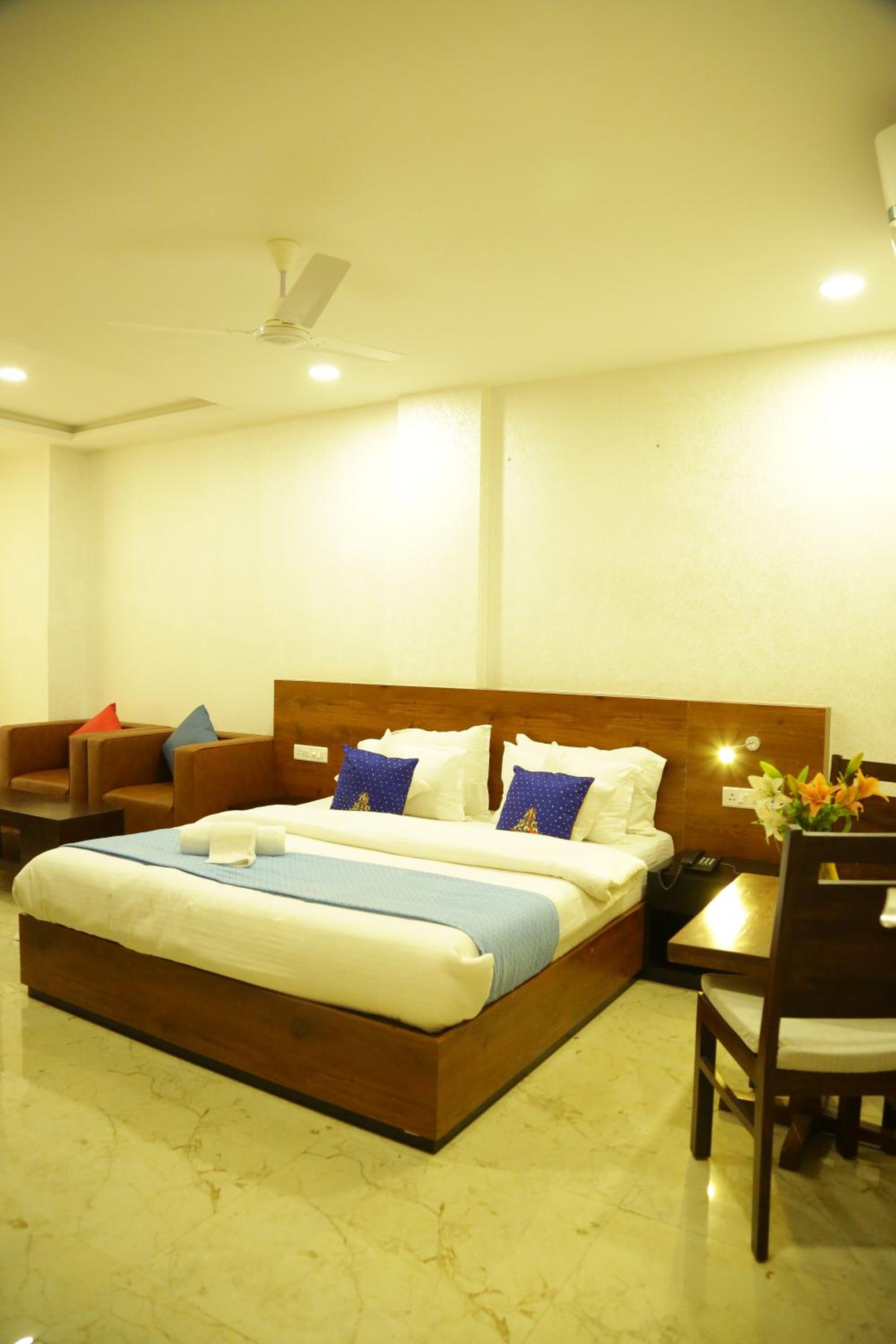 Deluxe King Room photo 1