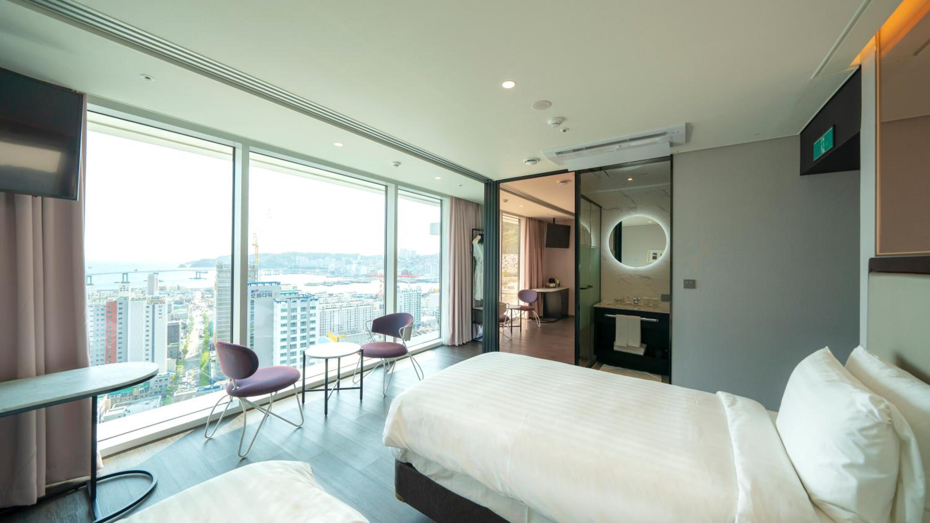 Standard Twin Room with City View - Photo 7