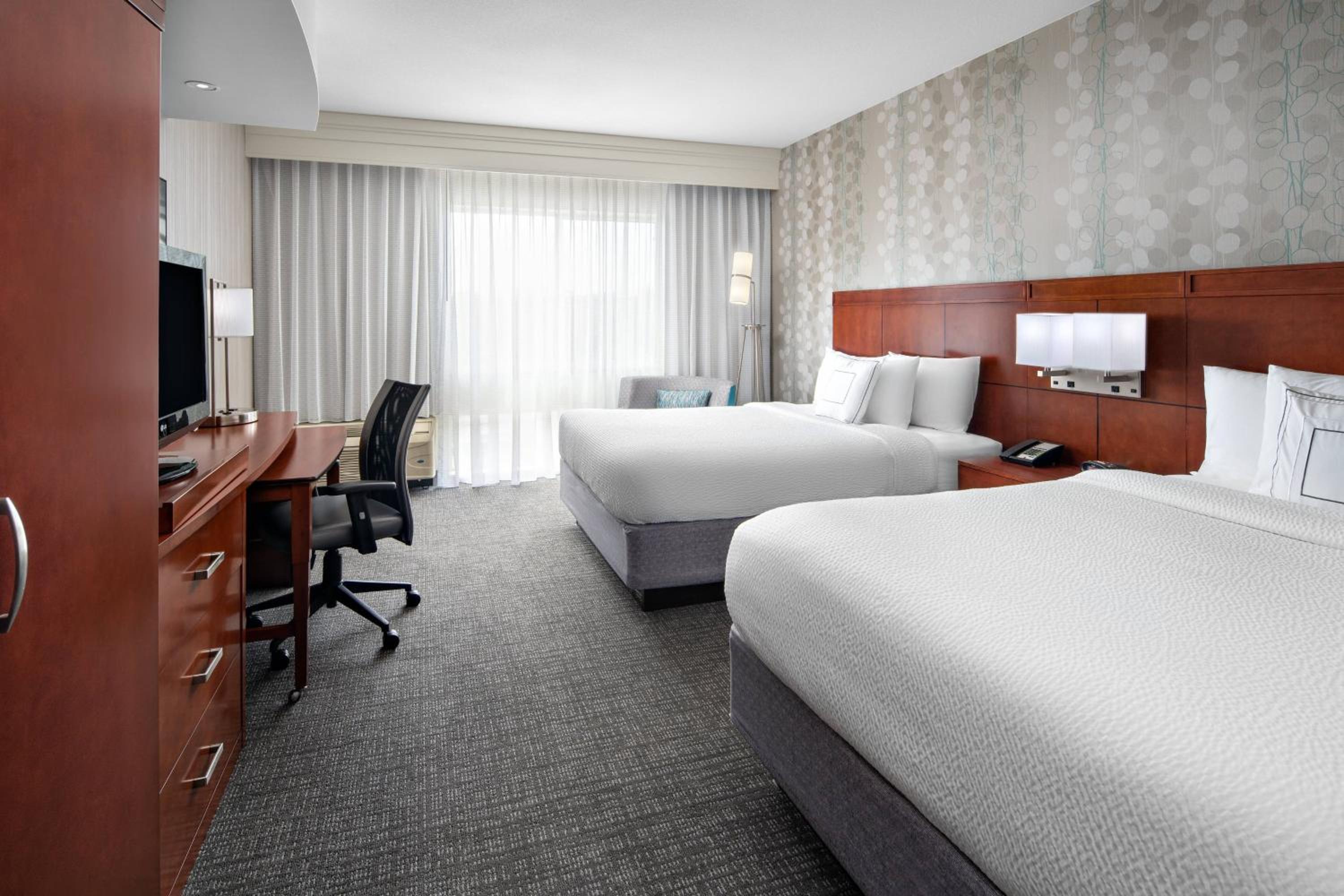 Queen Room with Two Queen Beds and Roll-In Shower - Mobility Access/Hearing Accessible