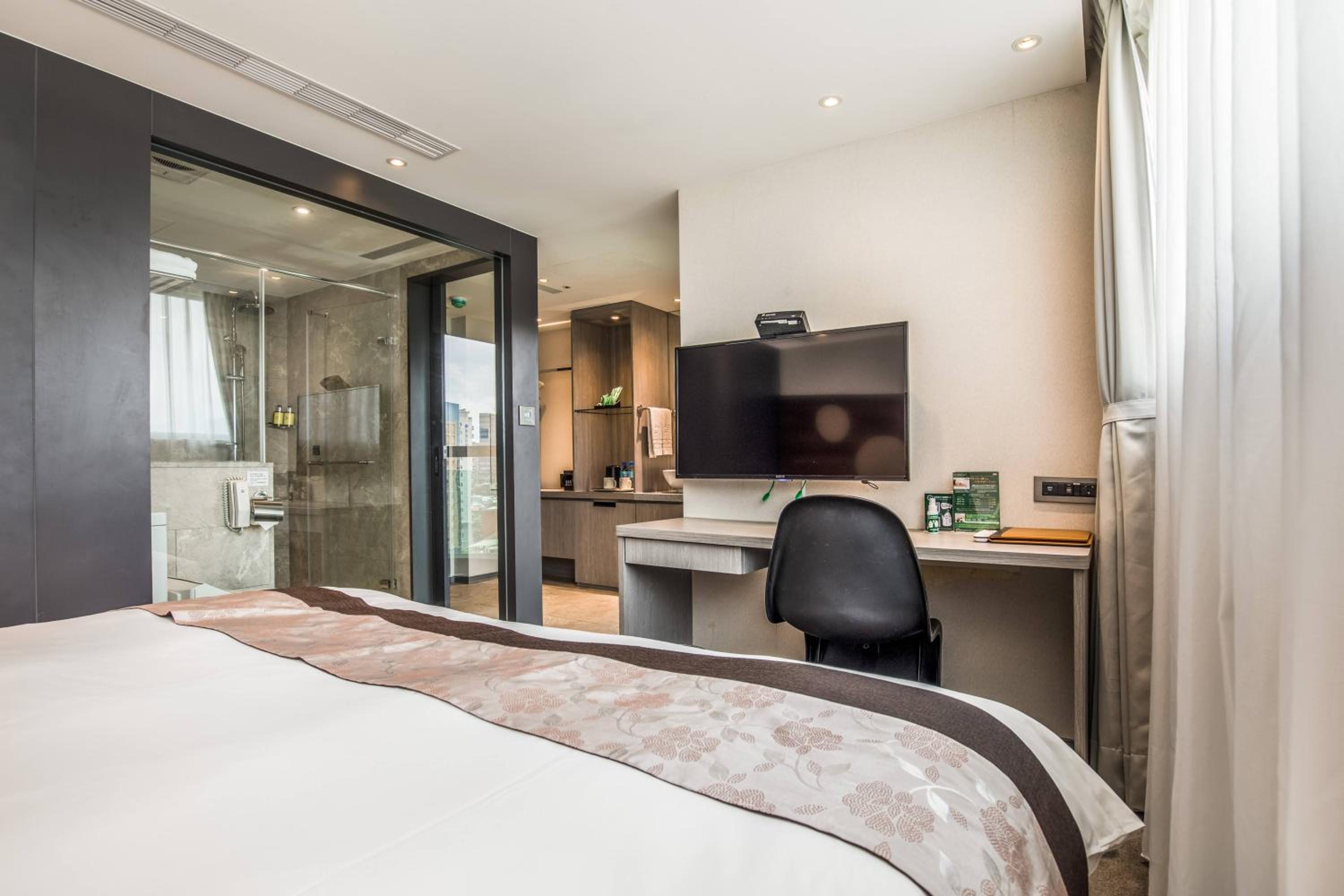Deluxe Double Room with City View & Balcony photo 2