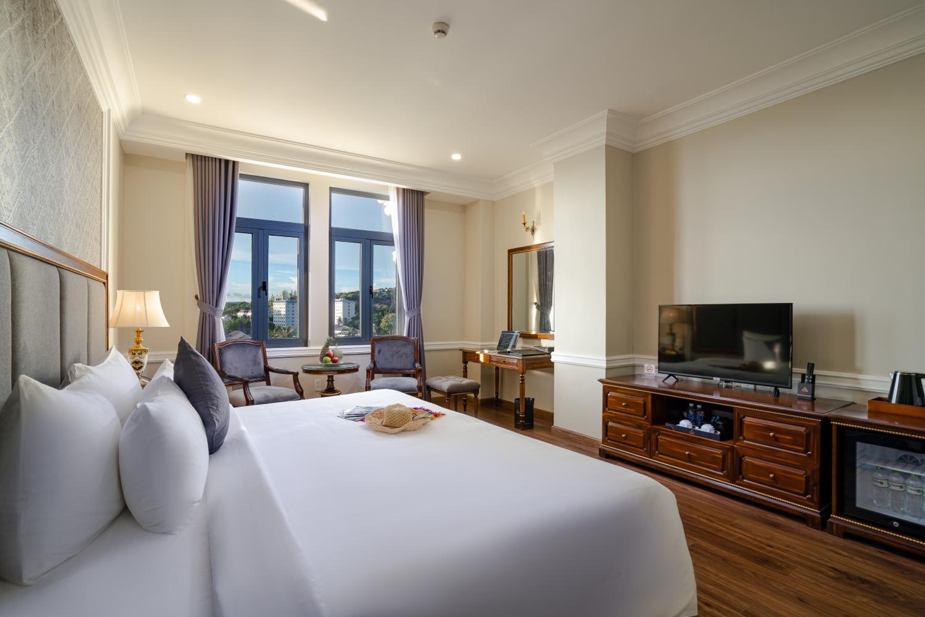 Deluxe Room with City View - Photo 4