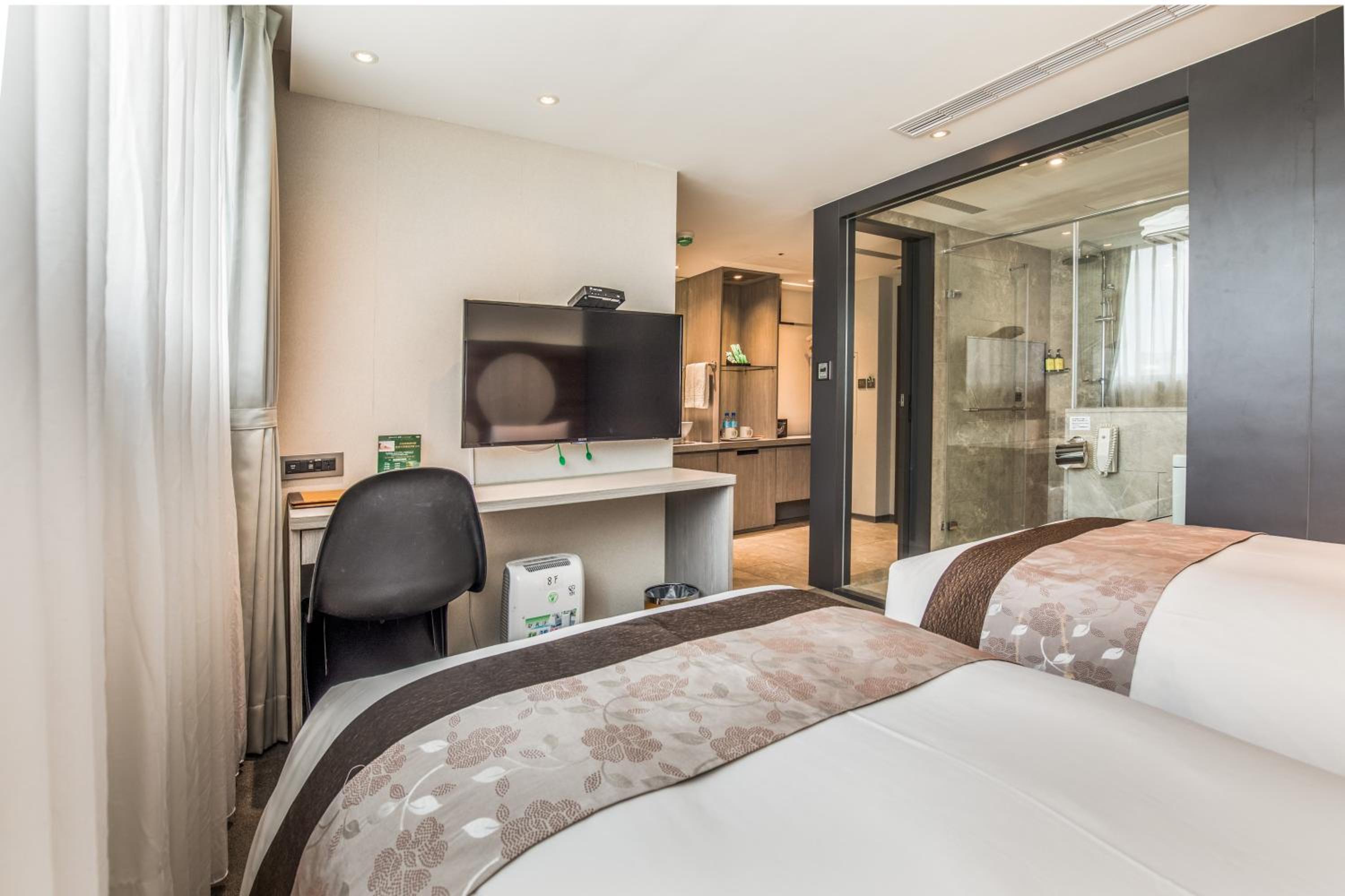Deluxe Twin Room with City View & Balcony photo 2