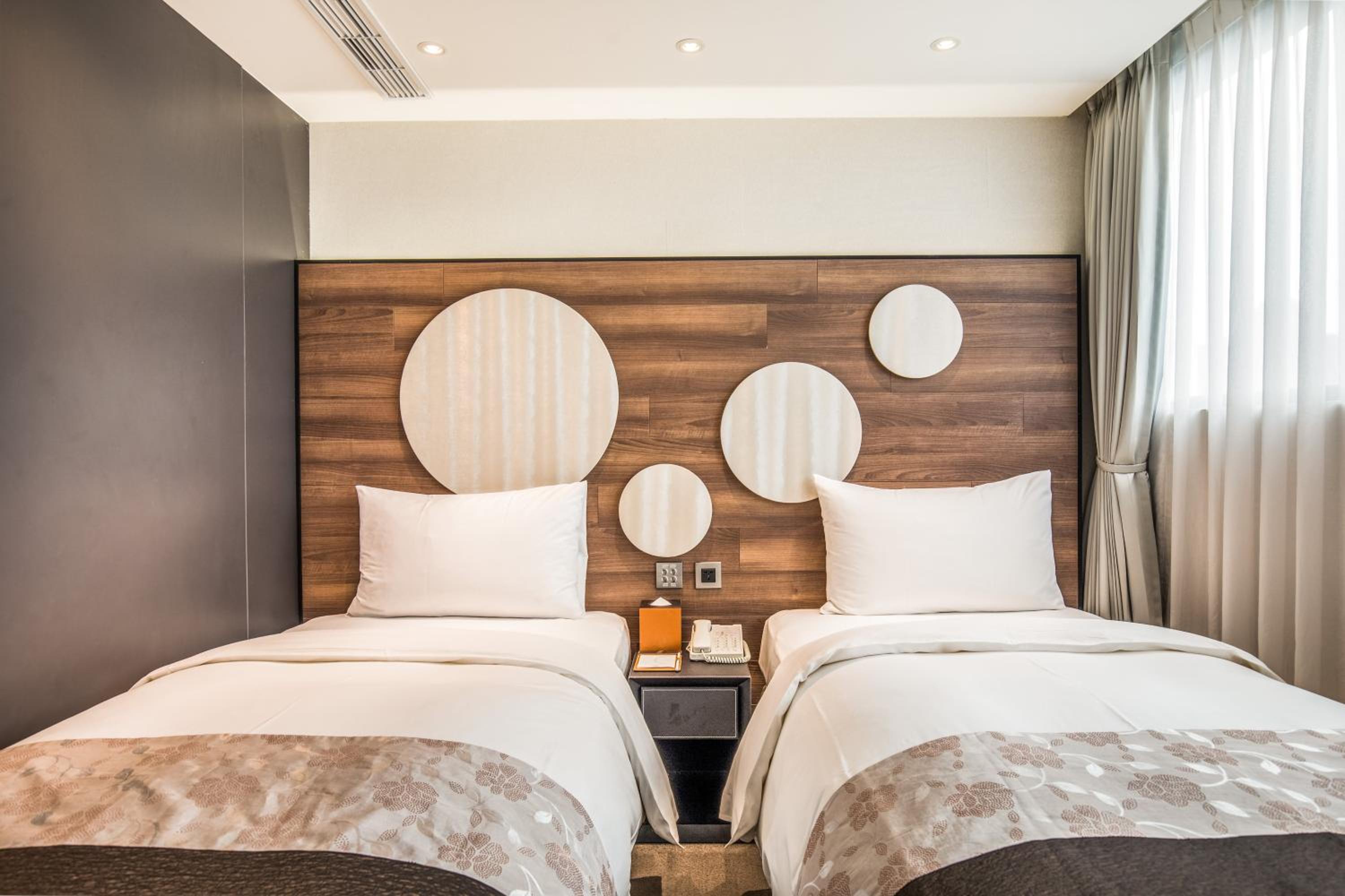 Deluxe Twin Room with City View & Balcony photo 3