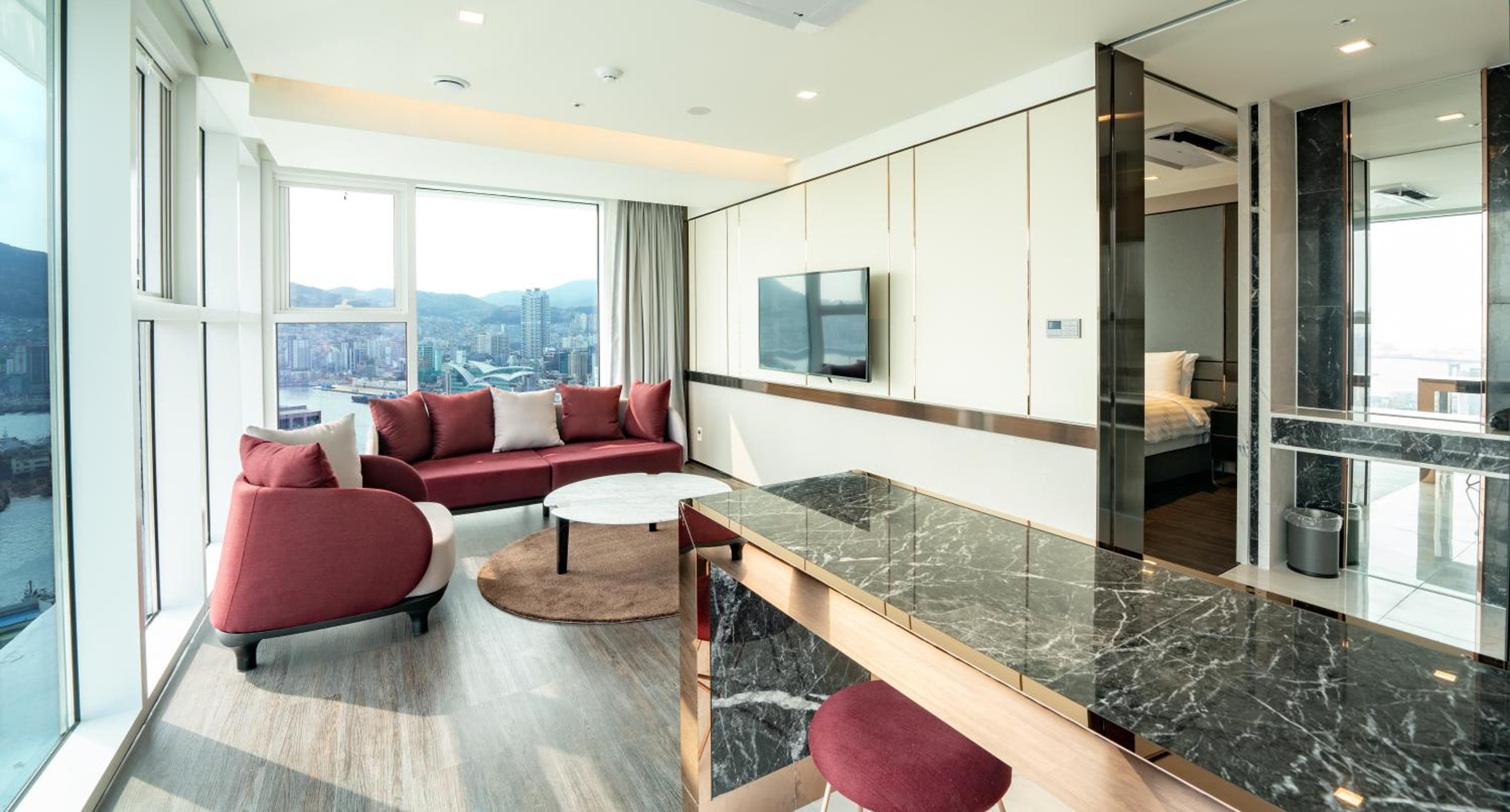 Suite with Partial Ocean View - Photo 3