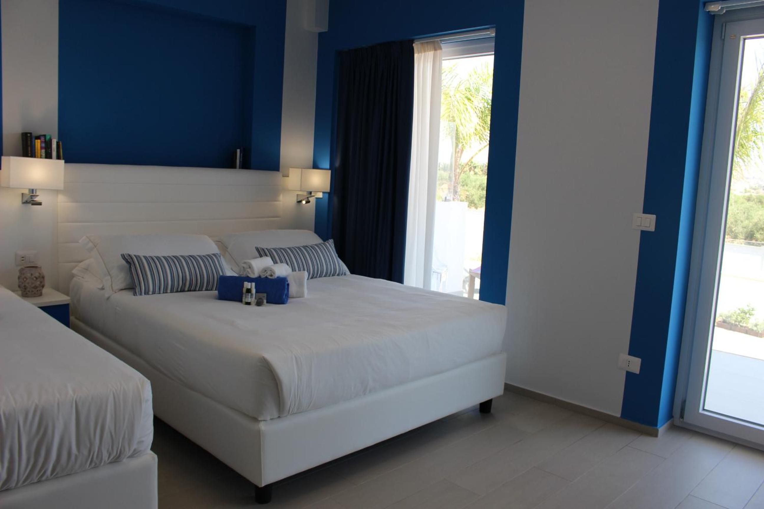 Deluxe Double Room with Balcony - Photo 12