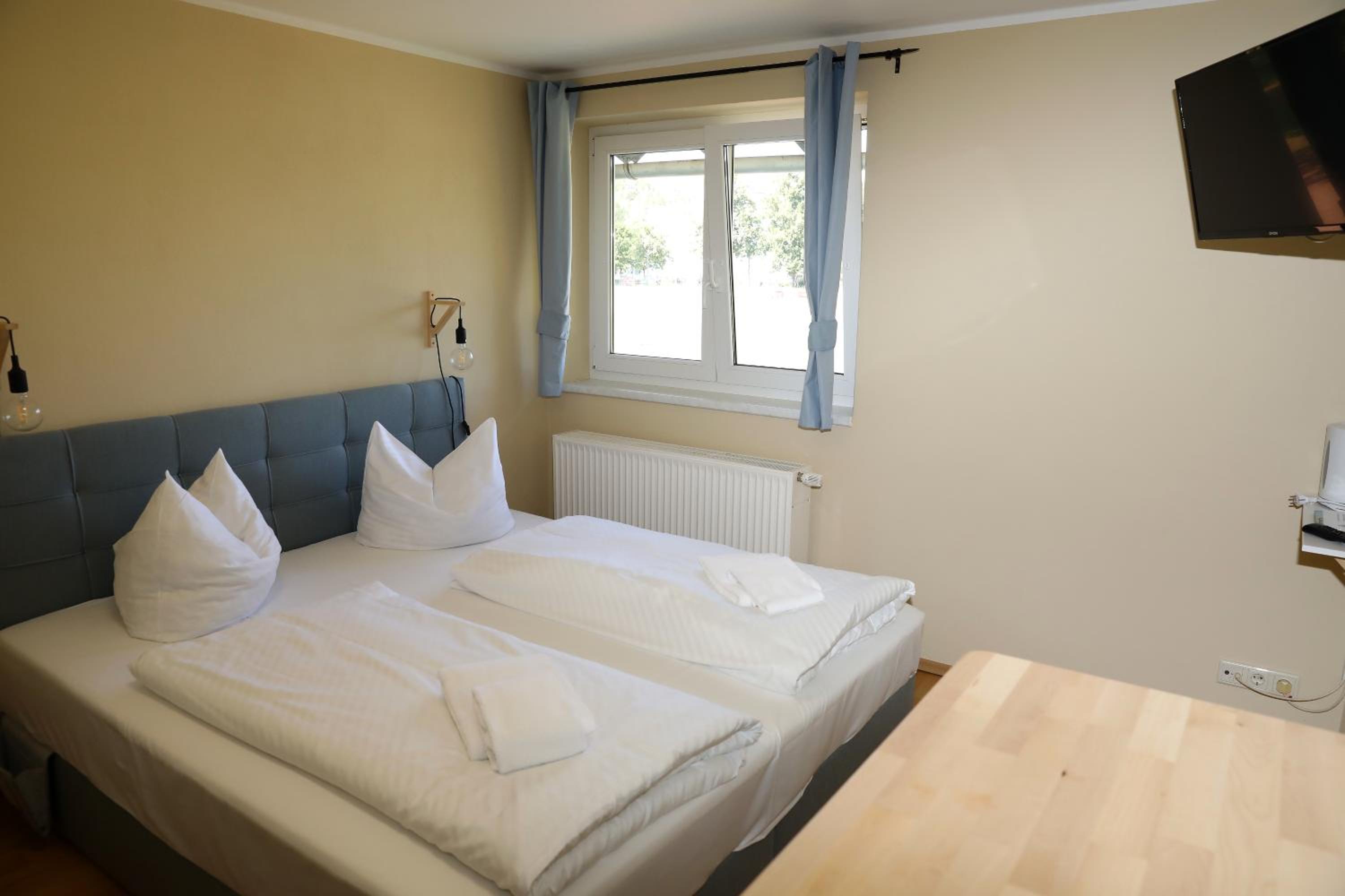 Budget Double Room - Photo 8