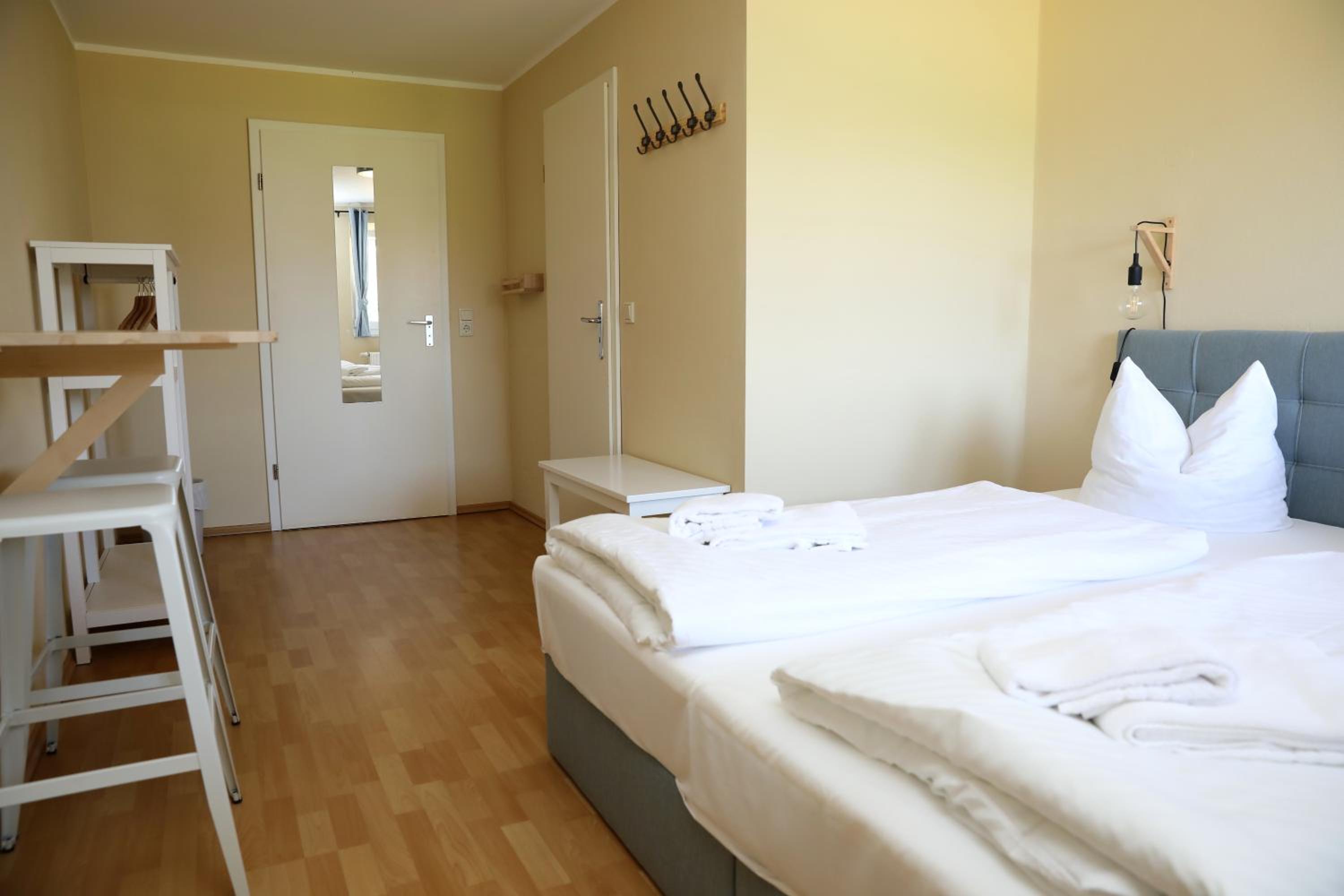 Budget Double Room - Photo 7