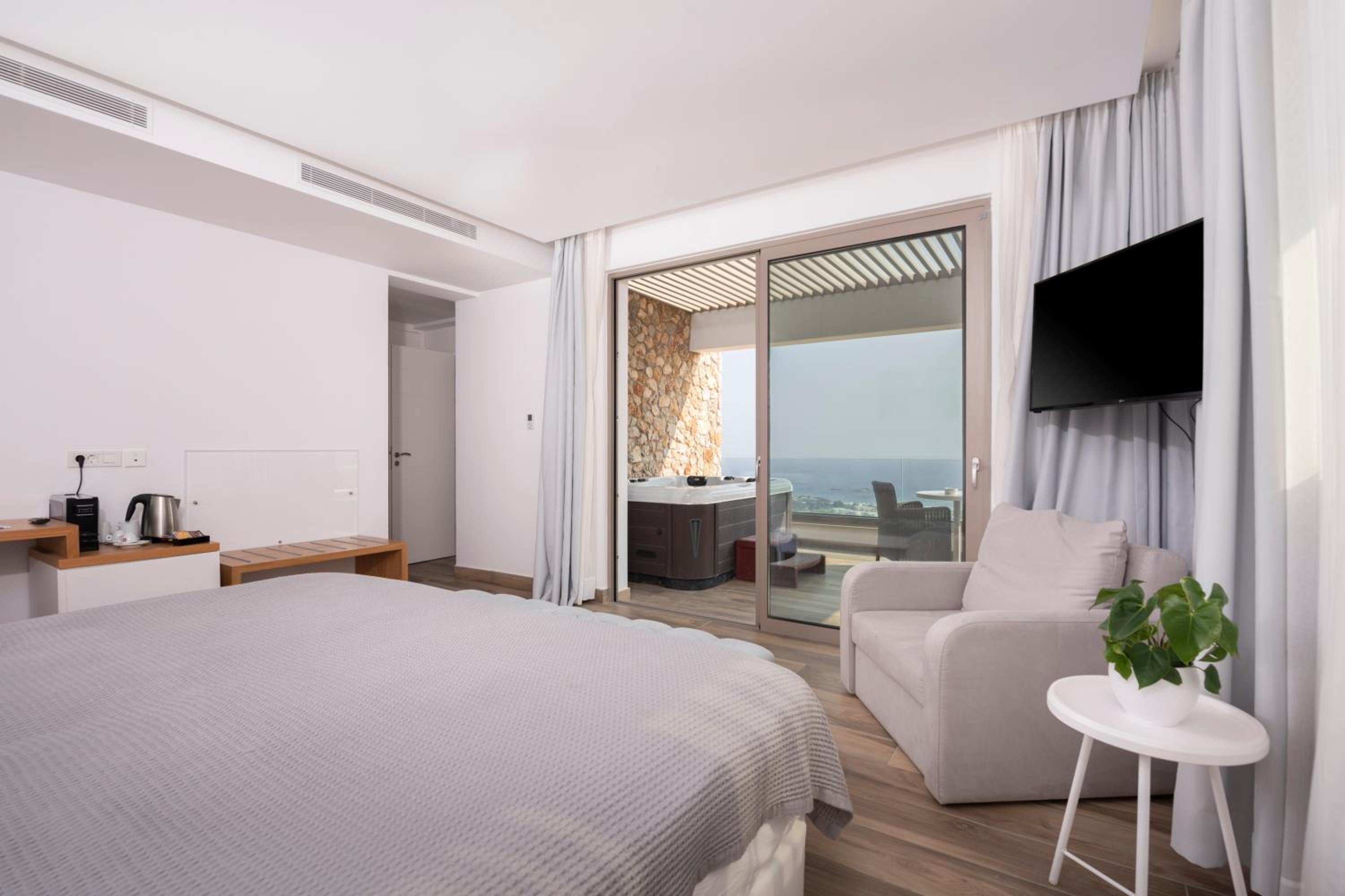 Junior Suite with Outdoor Jetted Tub and Sea View