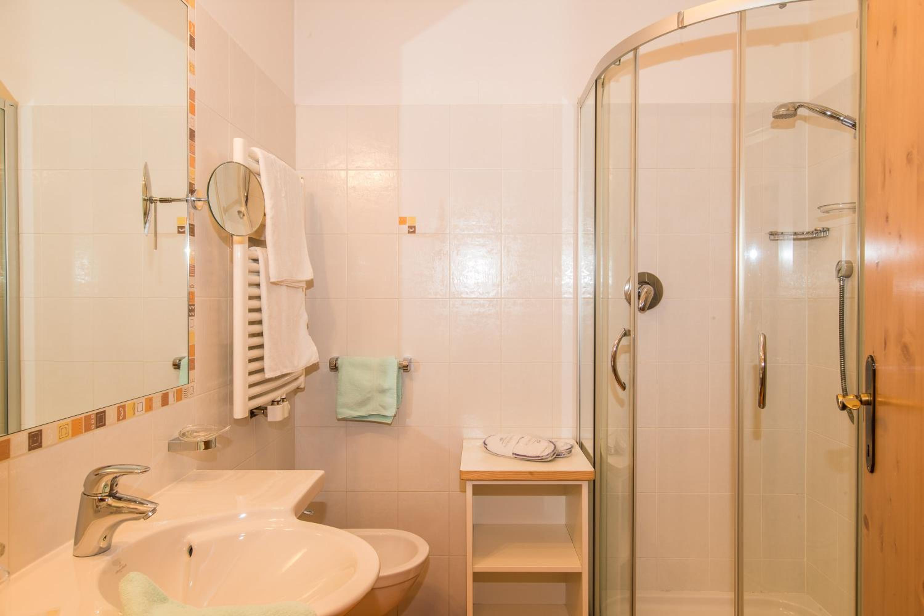 Junior Suite with Balcony - Photo 3