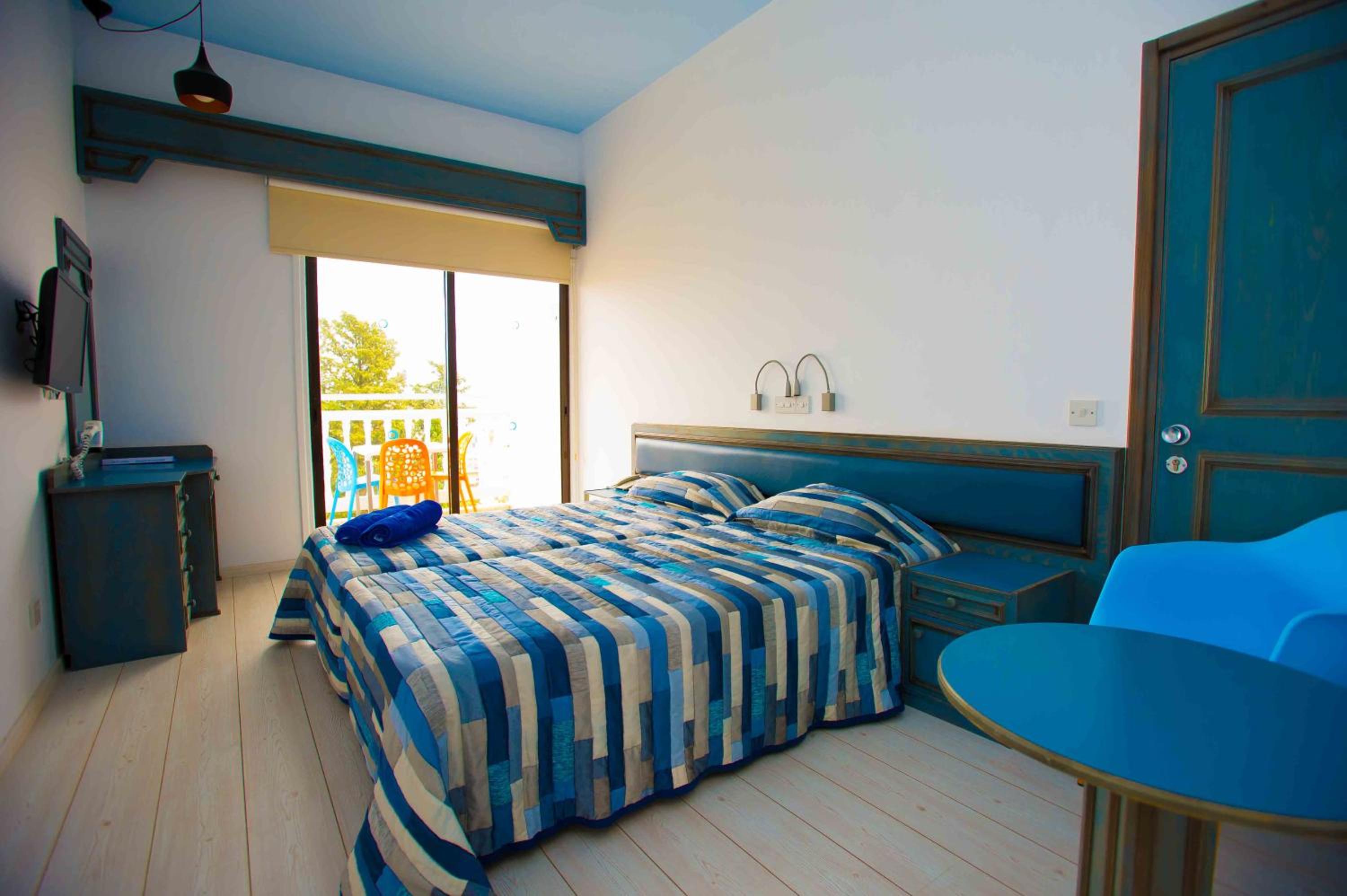 Twin Room with Pool View - Photo 2